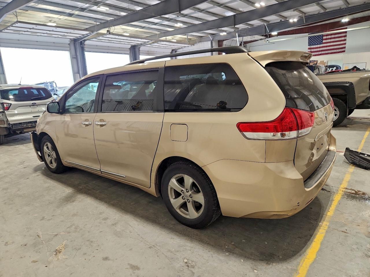 2014 Toyota Sienna Le Желто-коричневый vin: 5TDKK3DC4ES435049