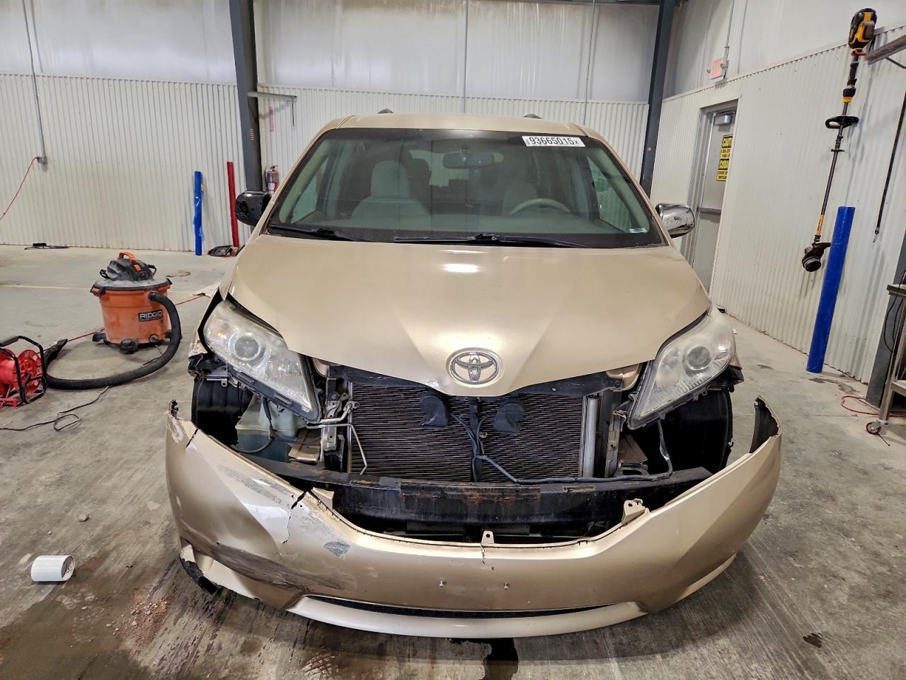 2014 Toyota Sienna Le Желто-коричневый vin: 5TDKK3DC4ES435049