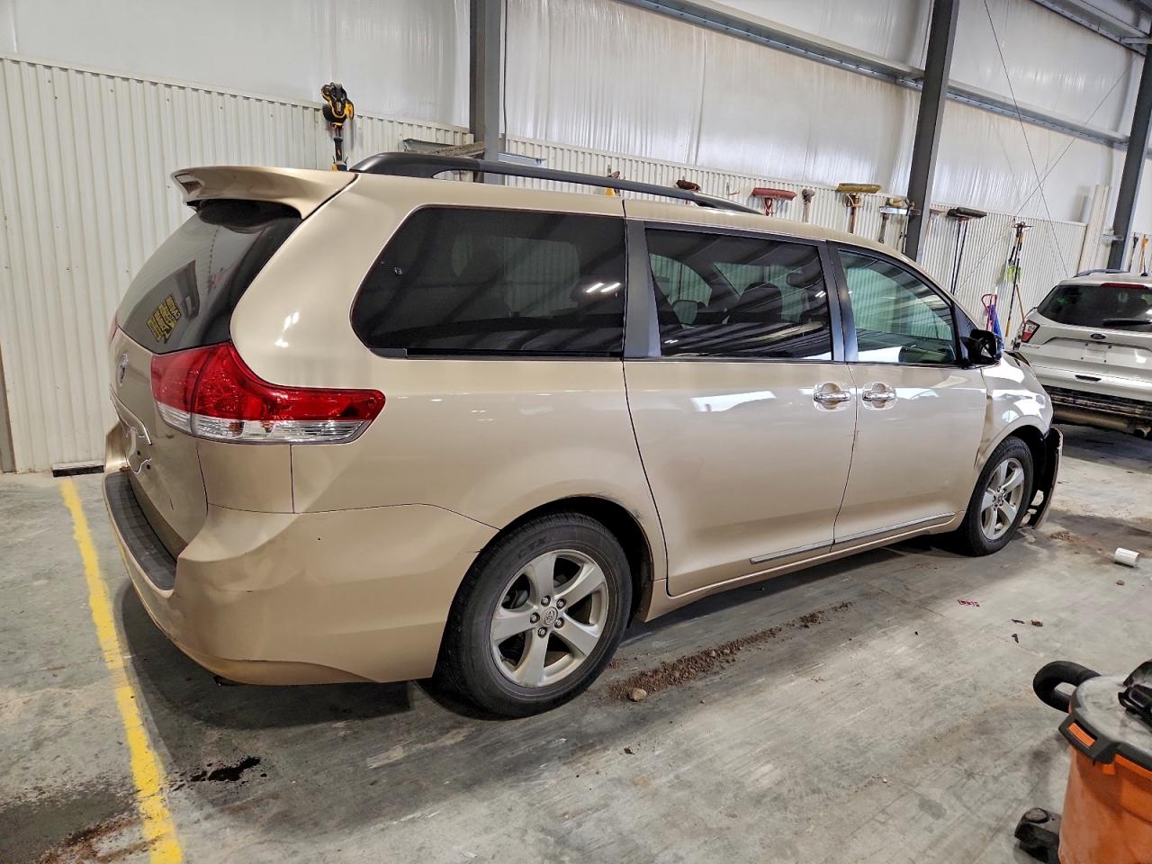 2014 Toyota Sienna Le Желто-коричневый vin: 5TDKK3DC4ES435049