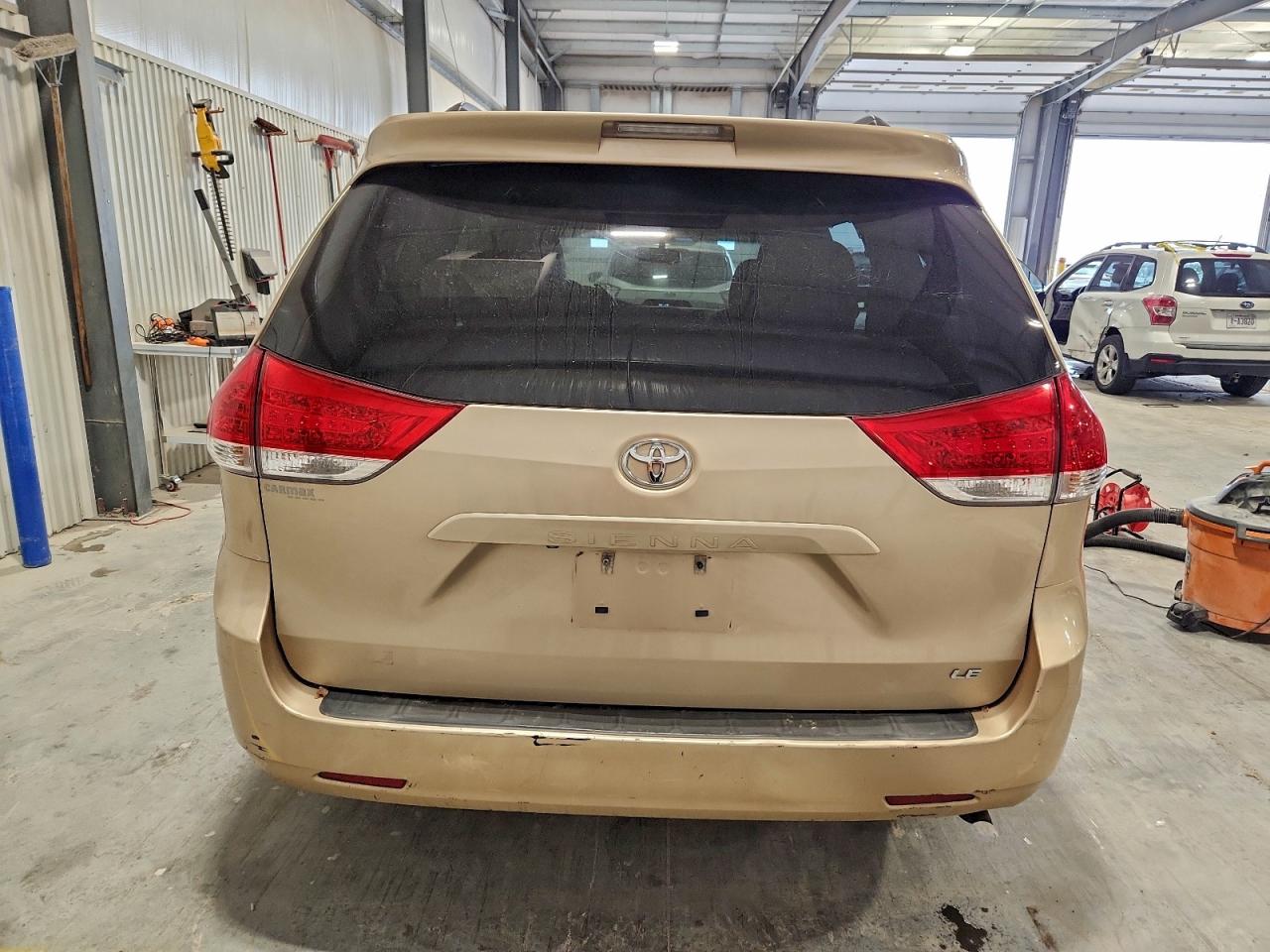 2014 Toyota Sienna Le Желто-коричневый vin: 5TDKK3DC4ES435049