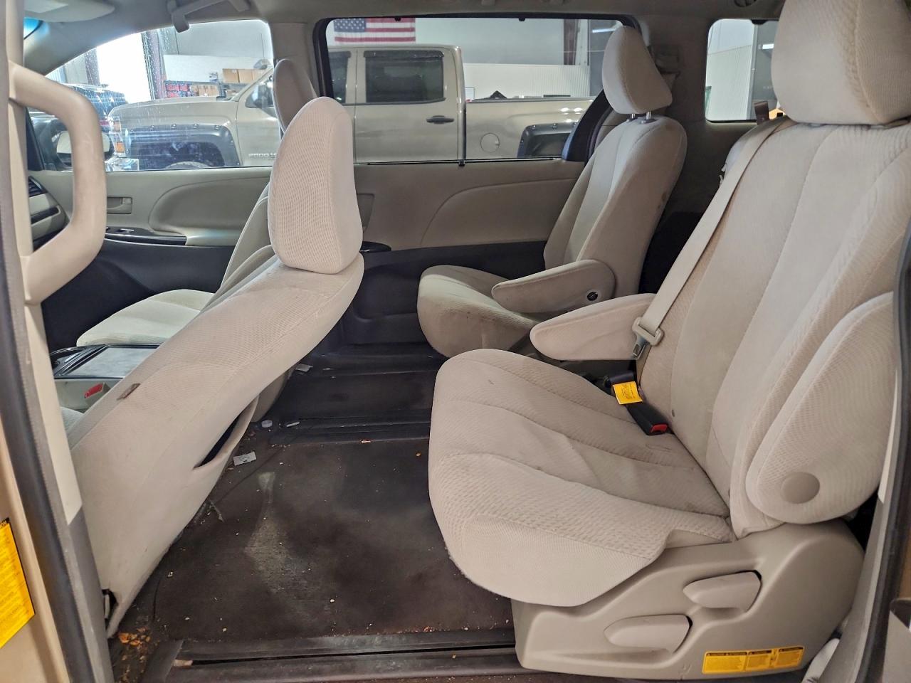 2014 Toyota Sienna Le Желто-коричневый vin: 5TDKK3DC4ES435049