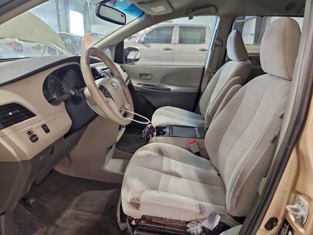 2014 Toyota Sienna Le Желто-коричневый vin: 5TDKK3DC4ES435049