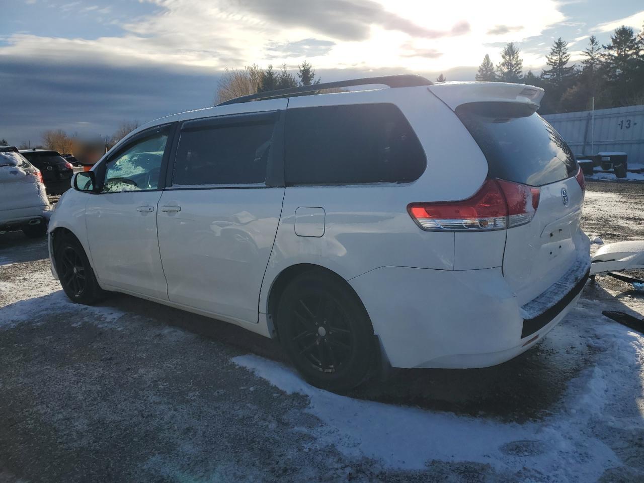 2014 Toyota Sienna Le White vin: 5TDKK3DC4ES483795