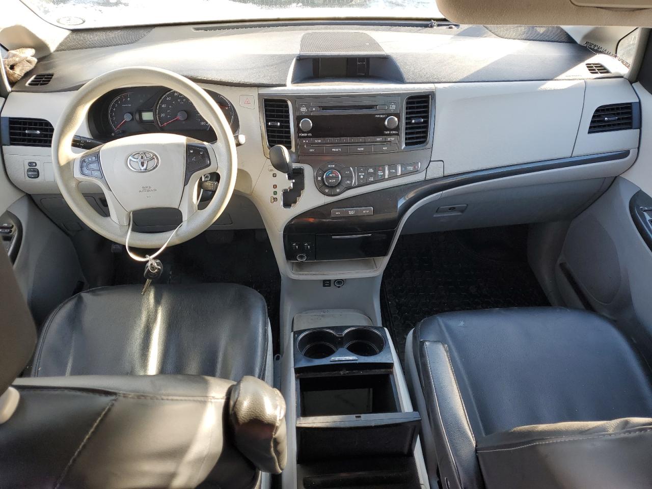 2014 Toyota Sienna Le White vin: 5TDKK3DC4ES483795