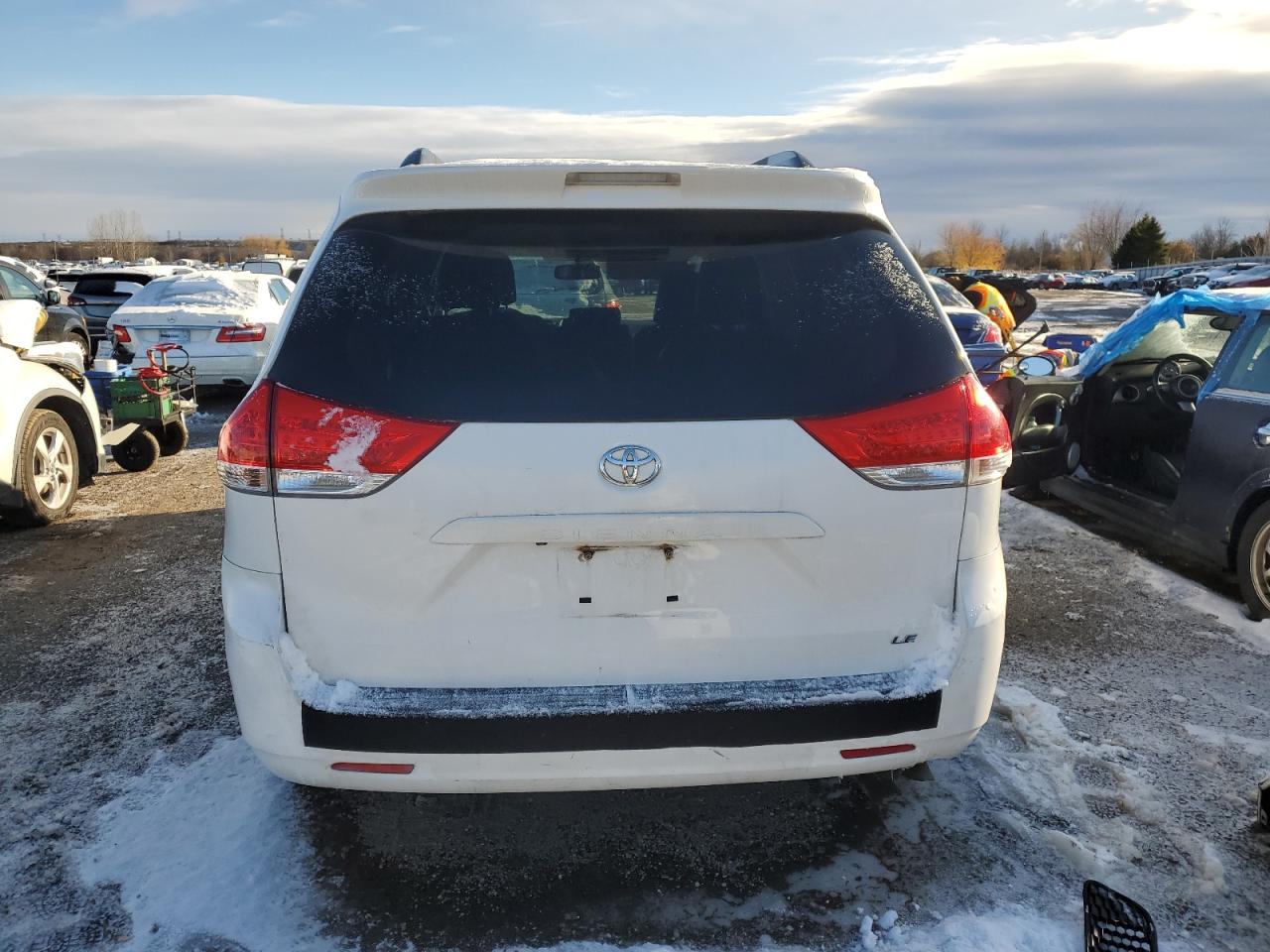 2014 Toyota Sienna Le White vin: 5TDKK3DC4ES483795