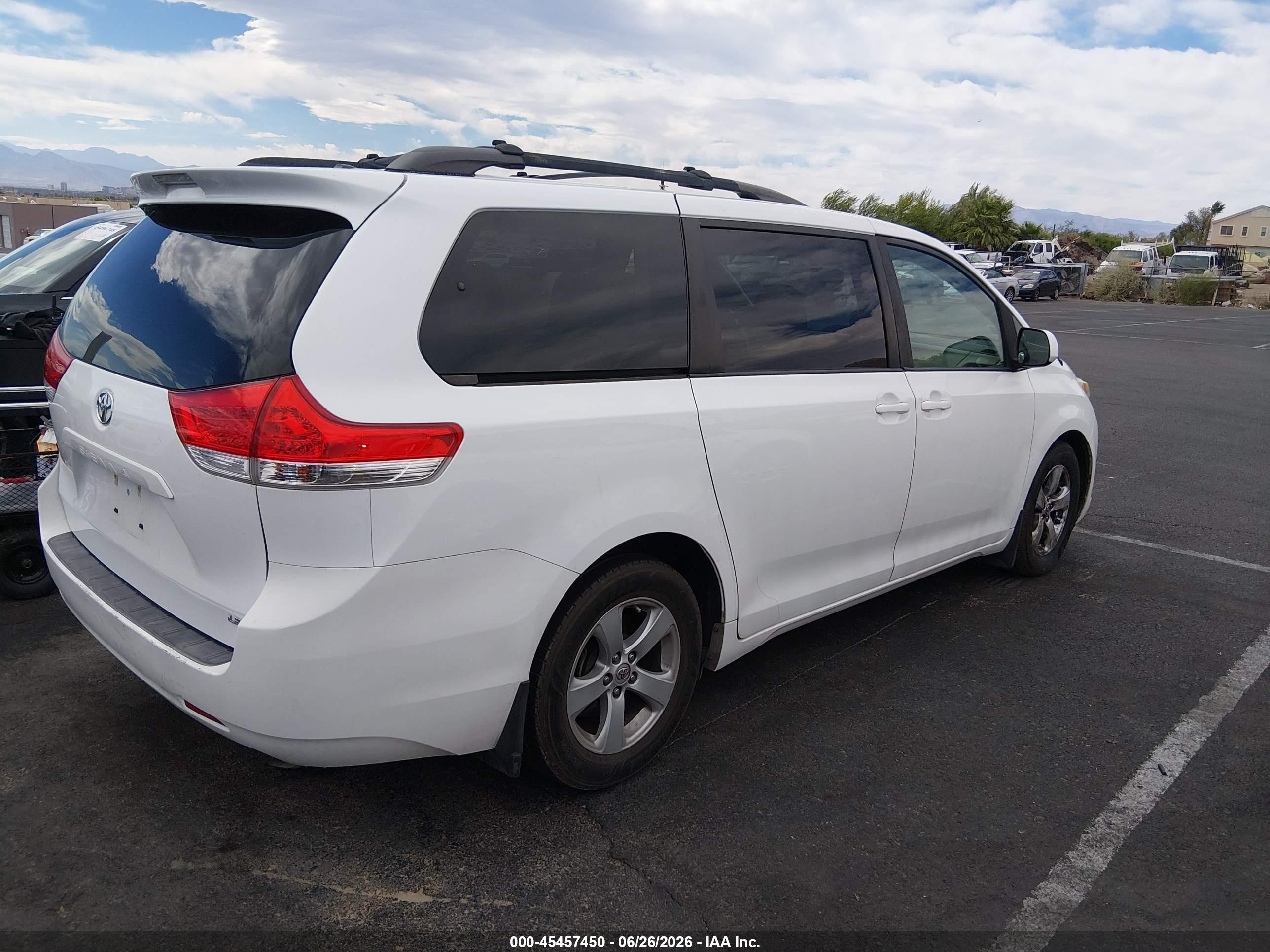 2014 Toyota Sienna Le V6 8 Passenger White vin: 5TDKK3DC4ES489824
