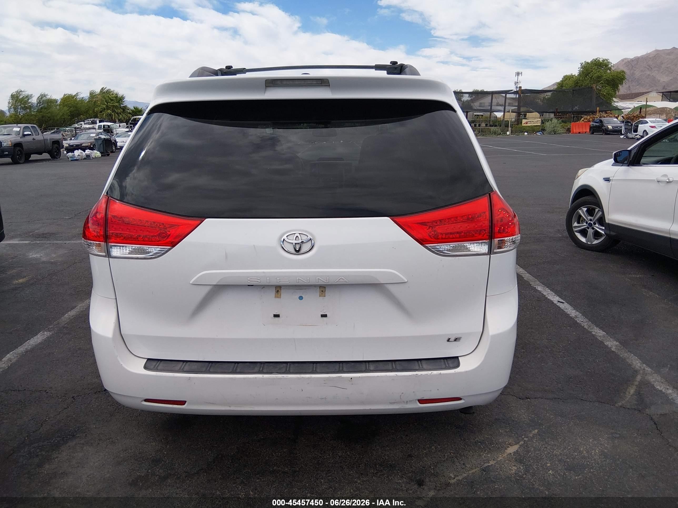 2014 Toyota Sienna Le V6 8 Passenger White vin: 5TDKK3DC4ES489824