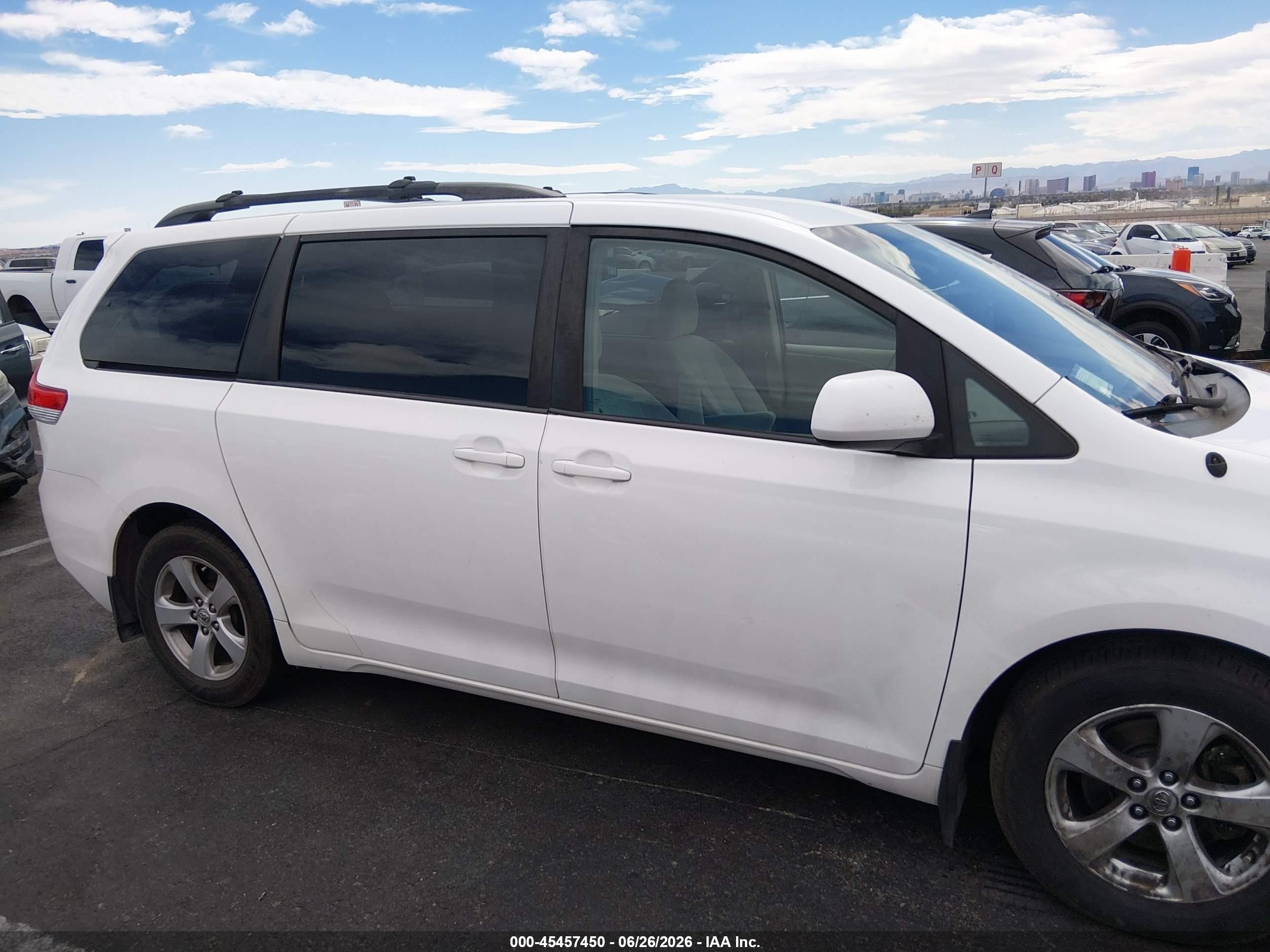 2014 Toyota Sienna Le V6 8 Passenger White vin: 5TDKK3DC4ES489824