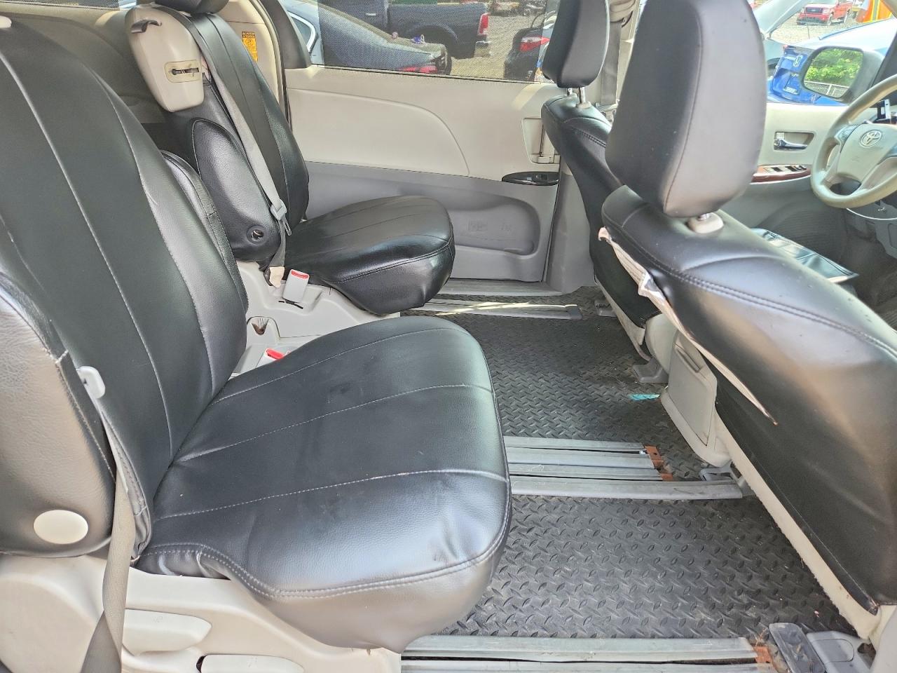 2014 Toyota Sienna Le Black vin: 5TDKK3DC4ES496031