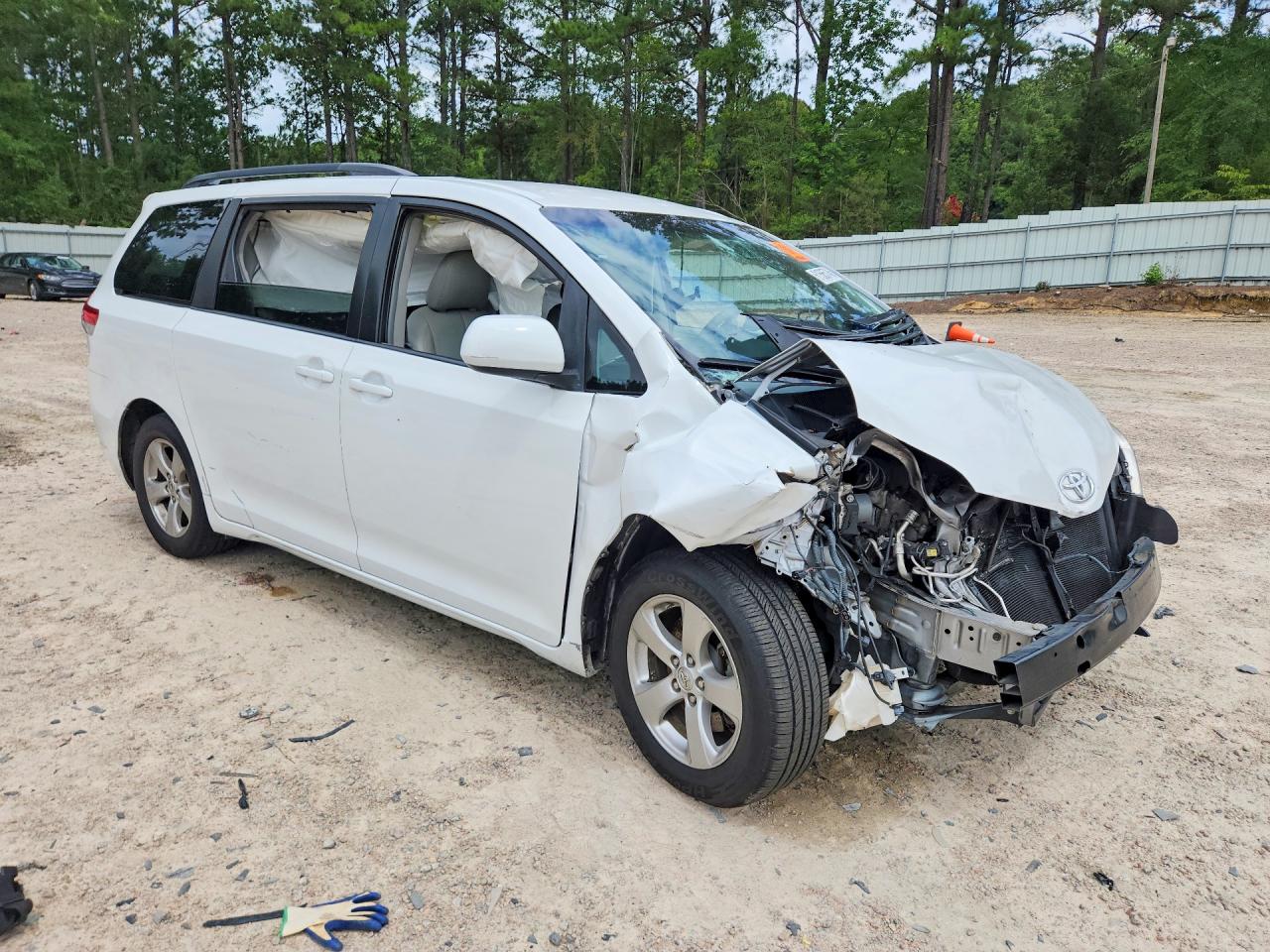 2014 Toyota Sienna Le White vin: 5TDKK3DC4ES503639