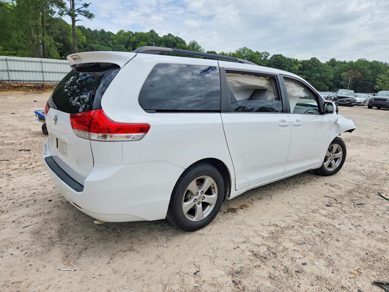 2014 Toyota Sienna Le White vin: 5TDKK3DC4ES503639