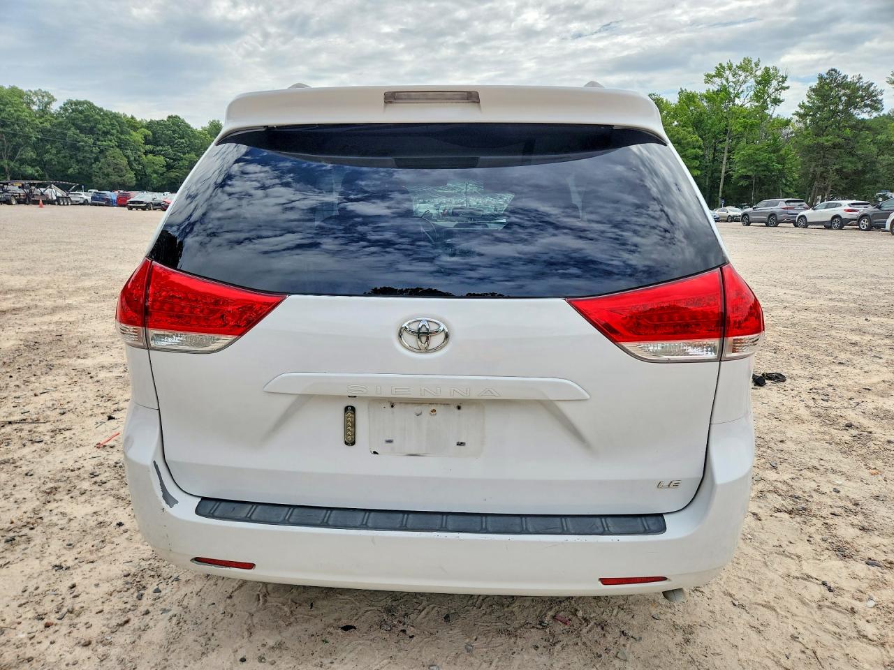 2014 Toyota Sienna Le White vin: 5TDKK3DC4ES503639