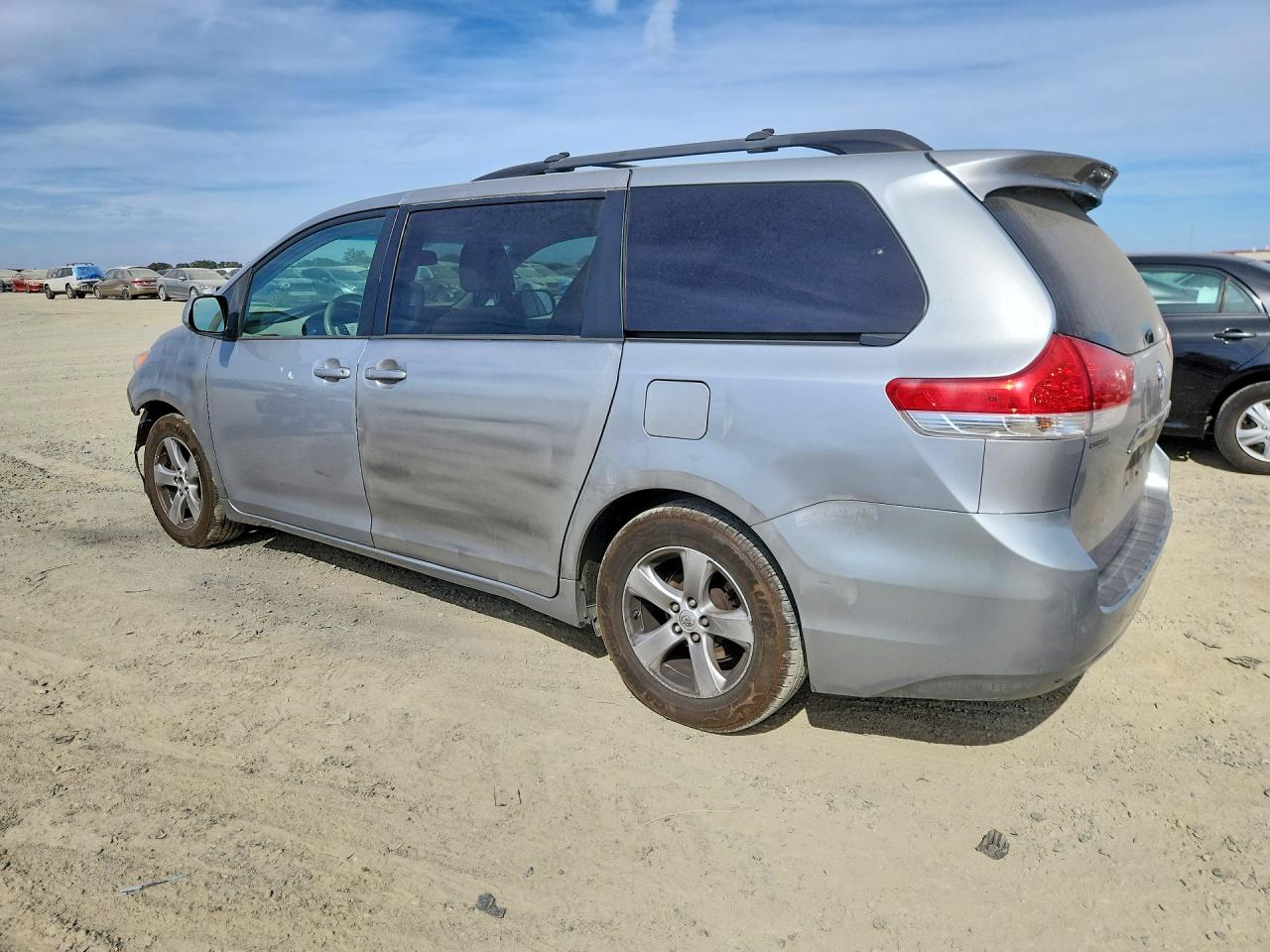 2014 Toyota Sienna Le Серебряный vin: 5TDKK3DC4ES504886