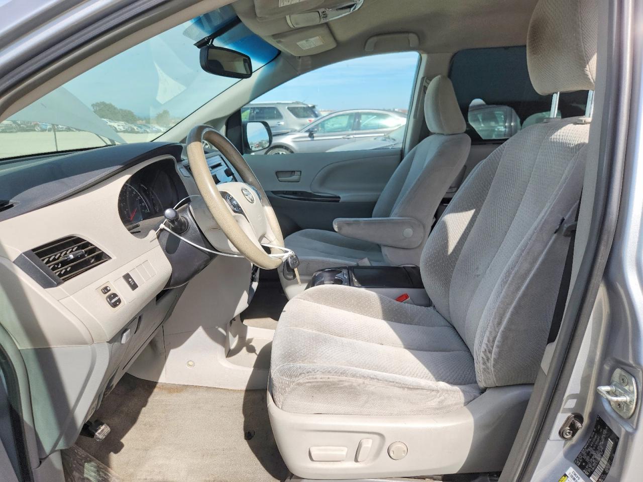 2014 Toyota Sienna Le Серебряный vin: 5TDKK3DC4ES504886
