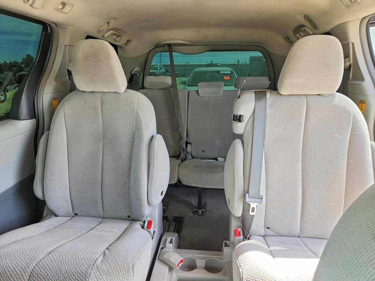 2014 Toyota Sienna Le Серебряный vin: 5TDKK3DC4ES504886