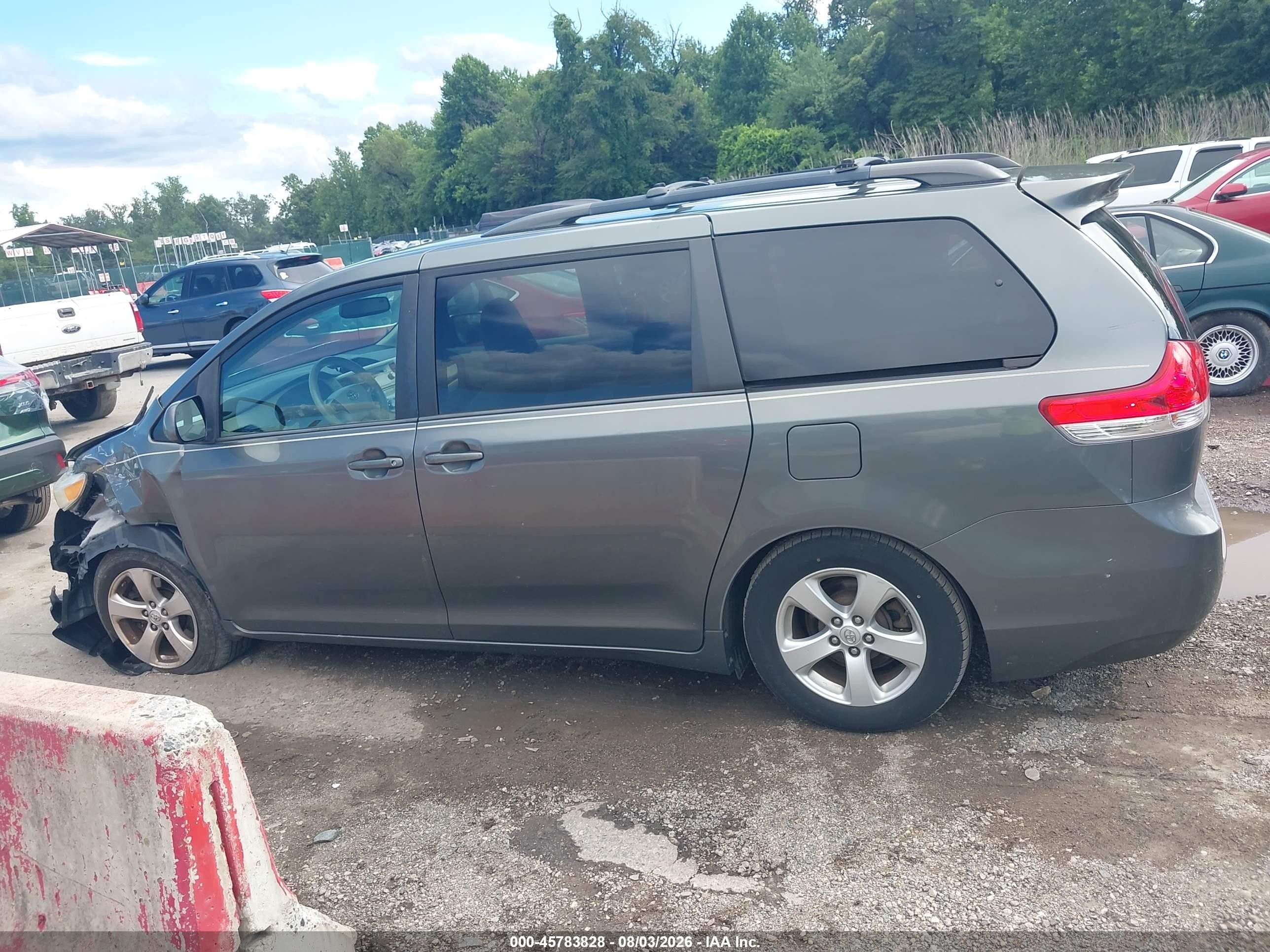 2014 Toyota Sienna Le V6 8 Passenger Gray vin: 5TDKK3DC4ES524829
