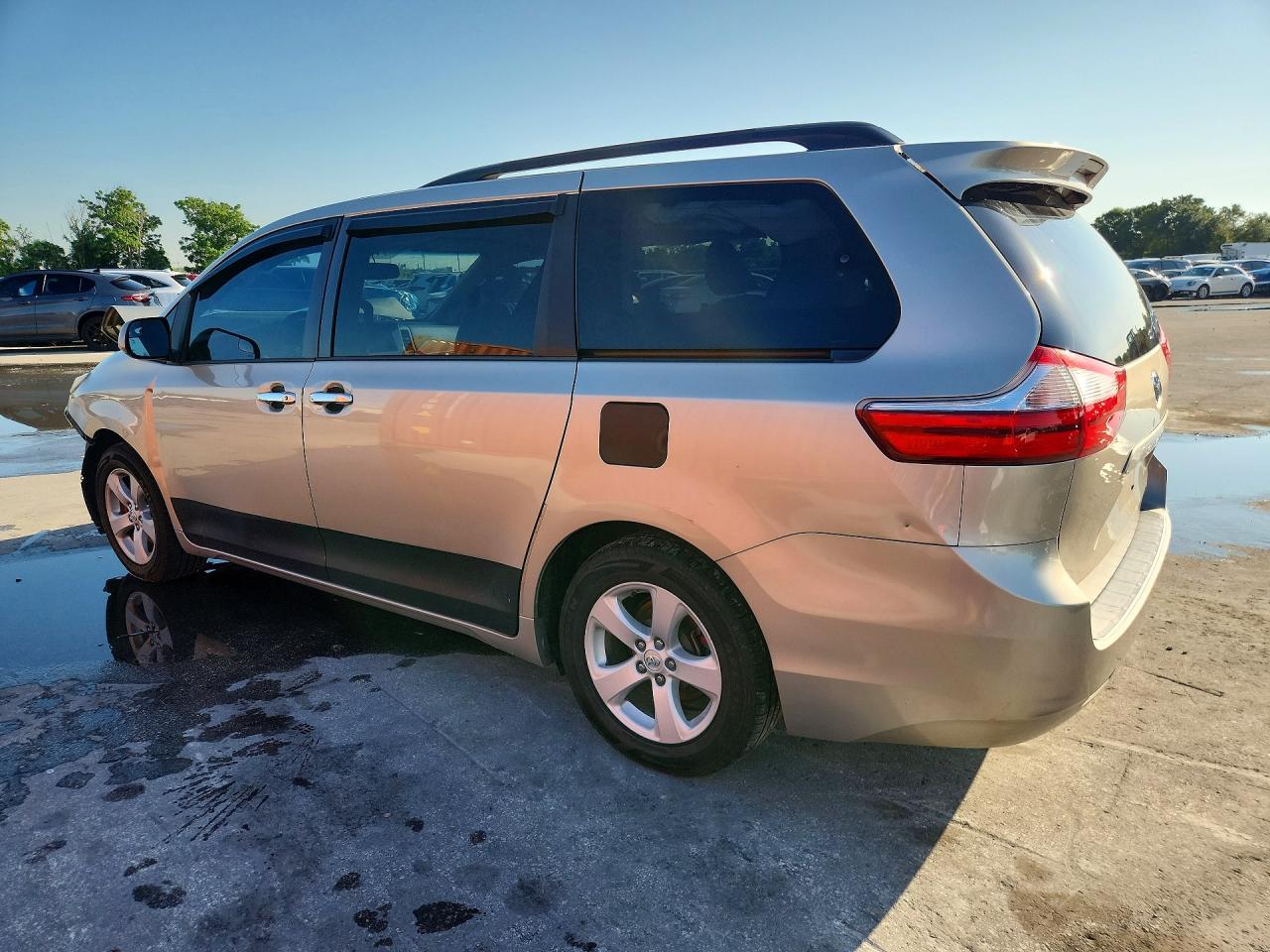 2015 Toyota Sienna Le Tan vin: 5TDKK3DC4FS555788
