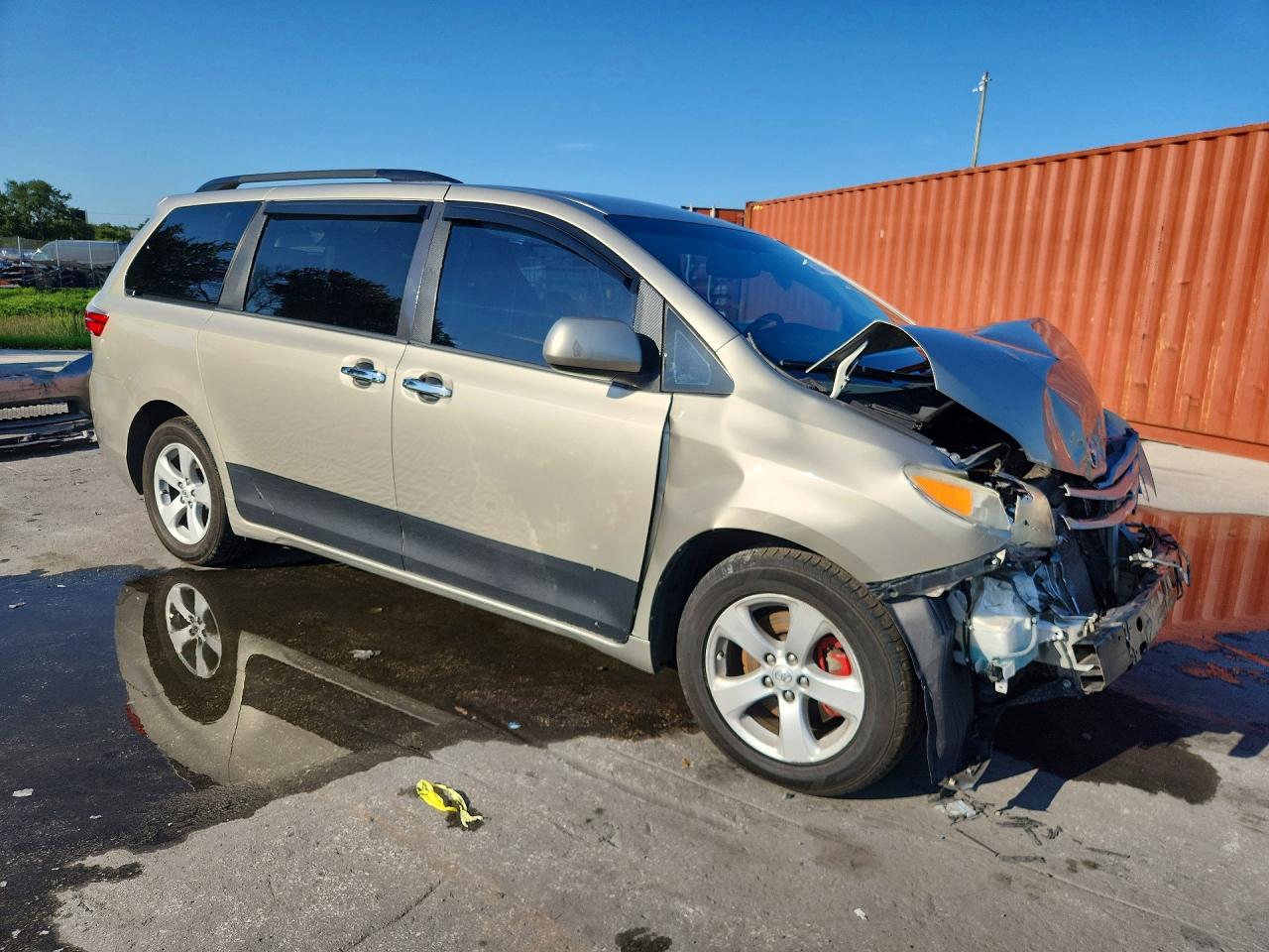 2015 Toyota Sienna Le Tan vin: 5TDKK3DC4FS555788