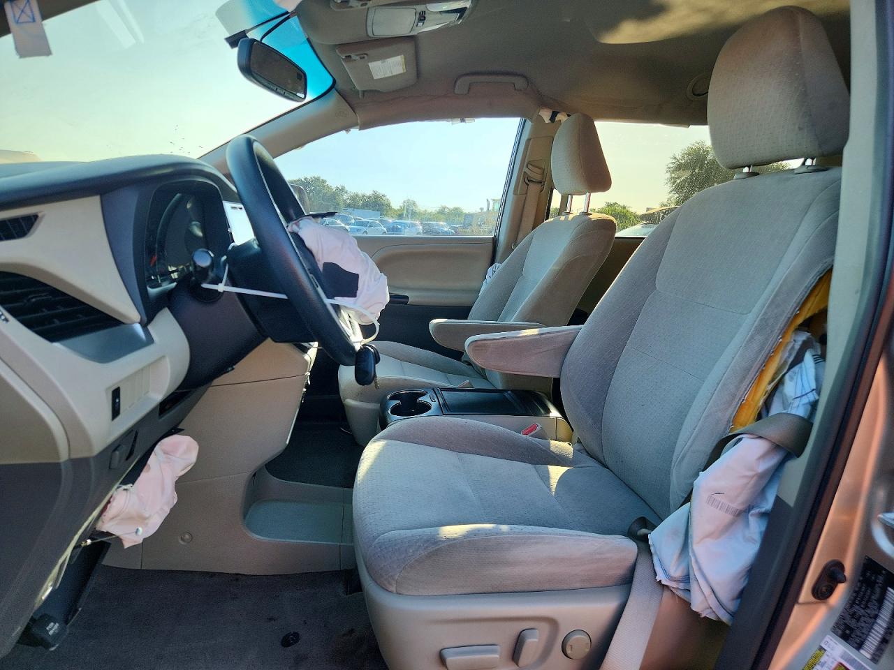 2015 Toyota Sienna Le Tan vin: 5TDKK3DC4FS555788