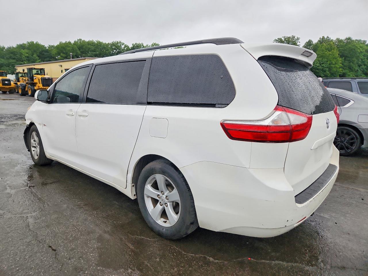 2015 Toyota Sienna Le White vin: 5TDKK3DC4FS571943