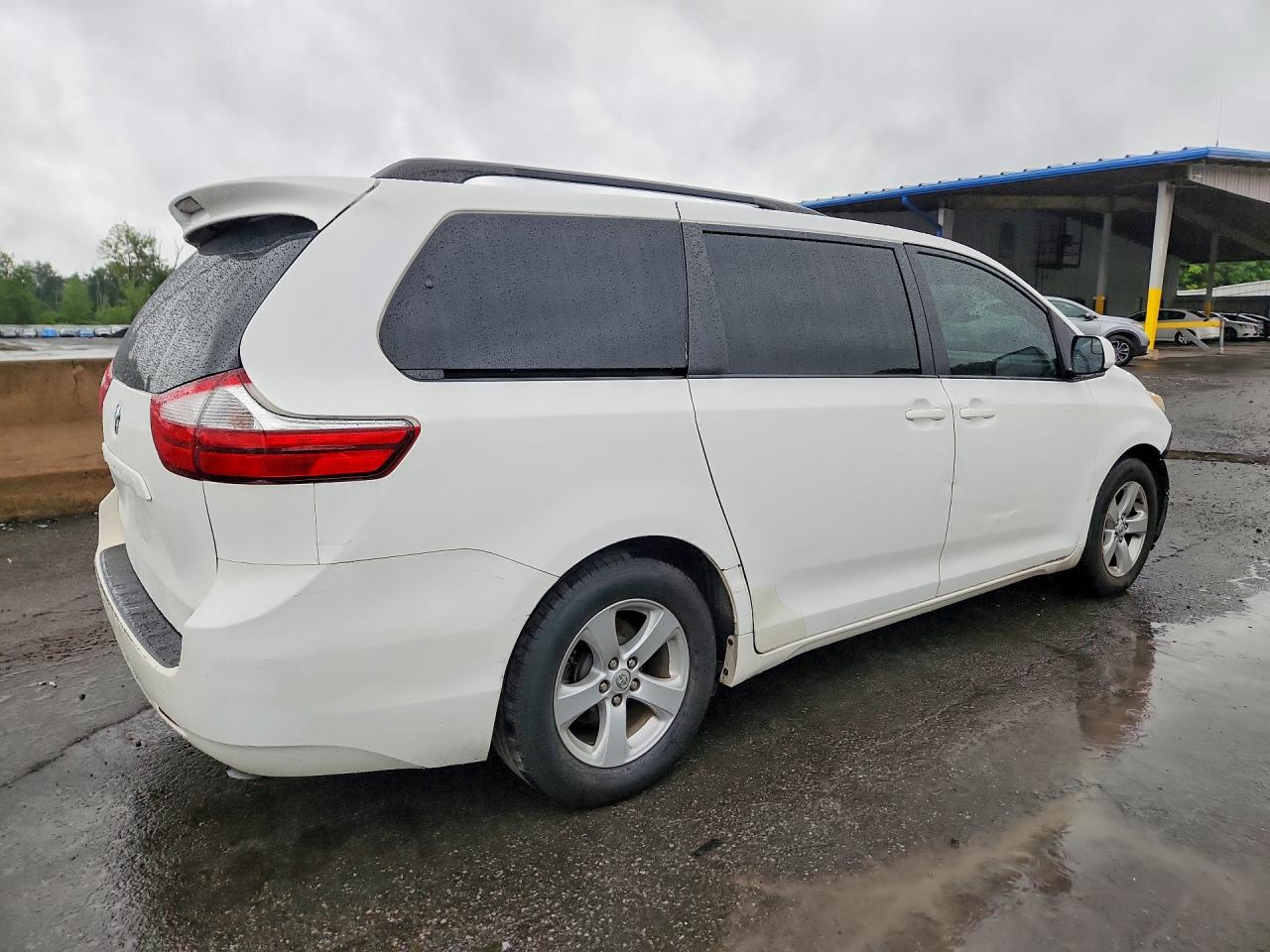 2015 Toyota Sienna Le White vin: 5TDKK3DC4FS571943