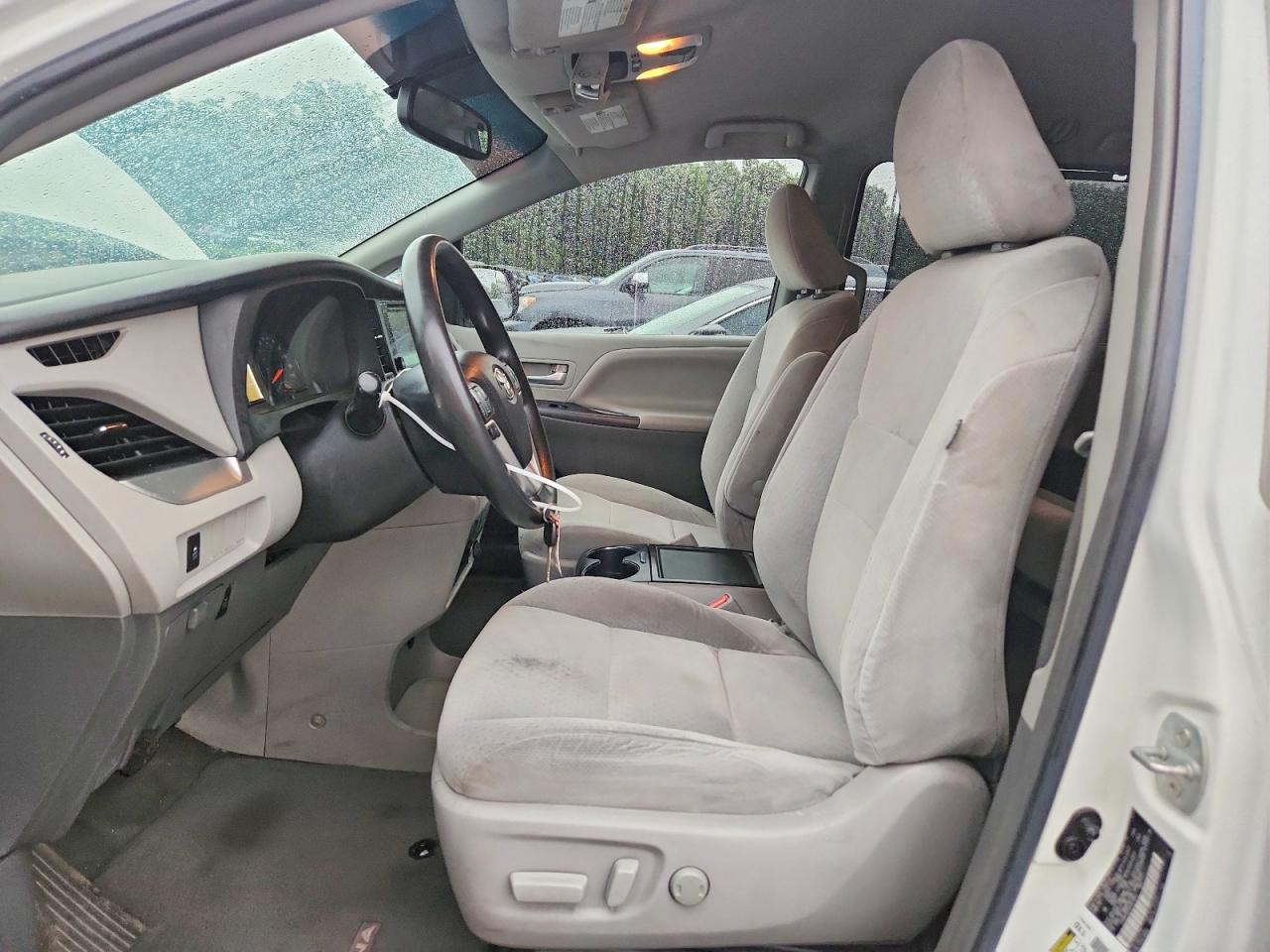 2015 Toyota Sienna Le White vin: 5TDKK3DC4FS571943