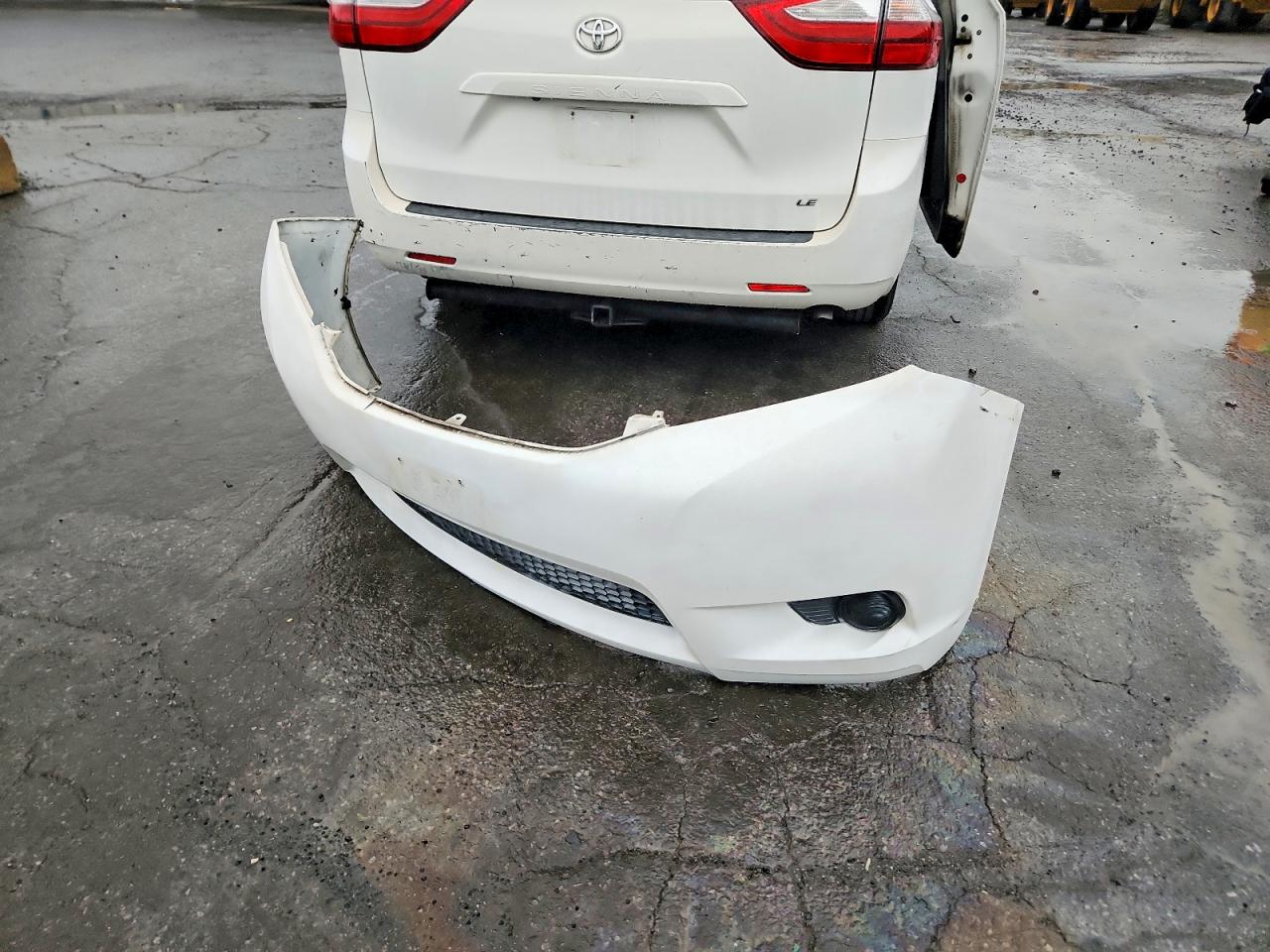 2015 Toyota Sienna Le White vin: 5TDKK3DC4FS571943