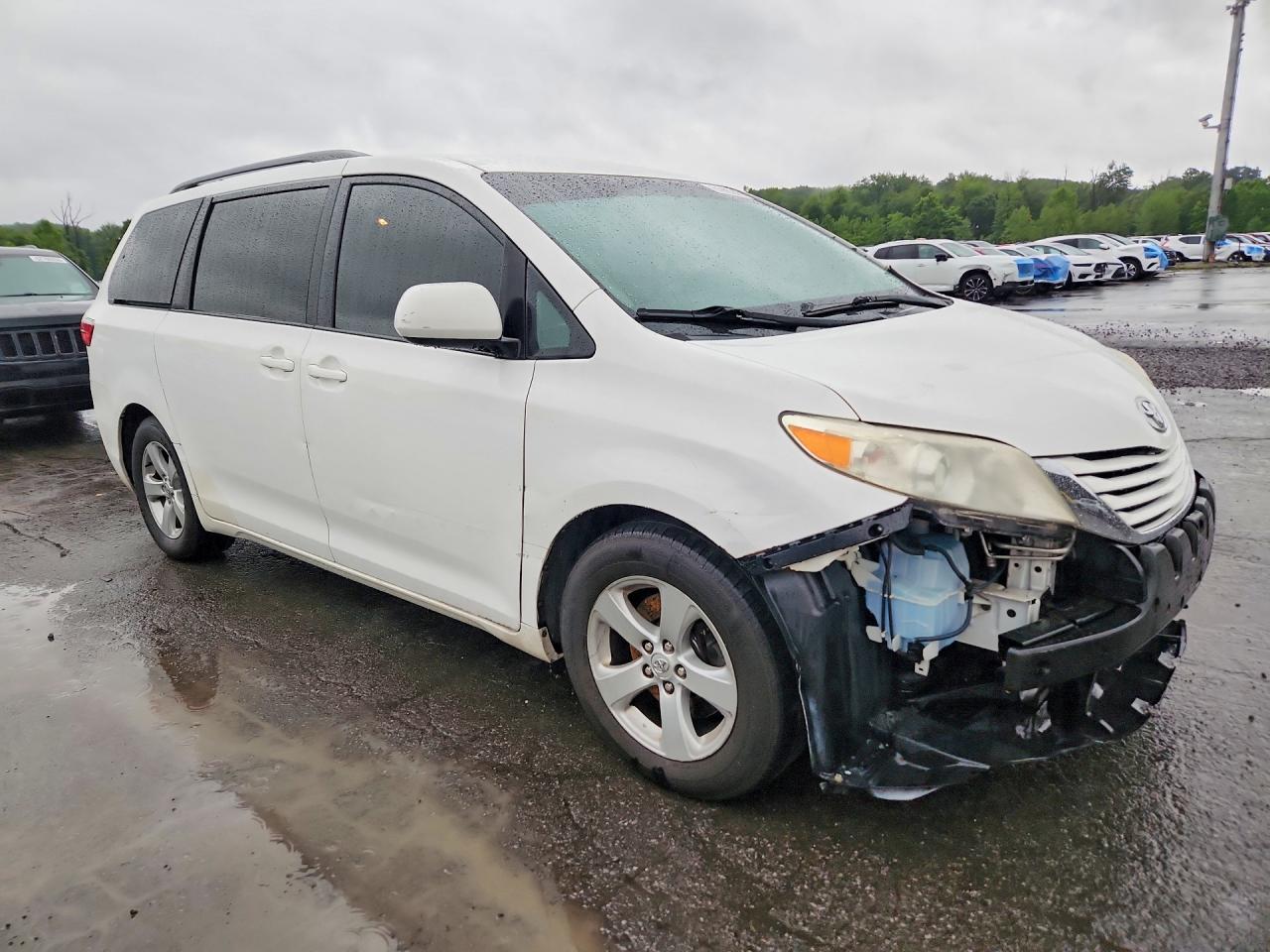 2015 Toyota Sienna Le White vin: 5TDKK3DC4FS571943