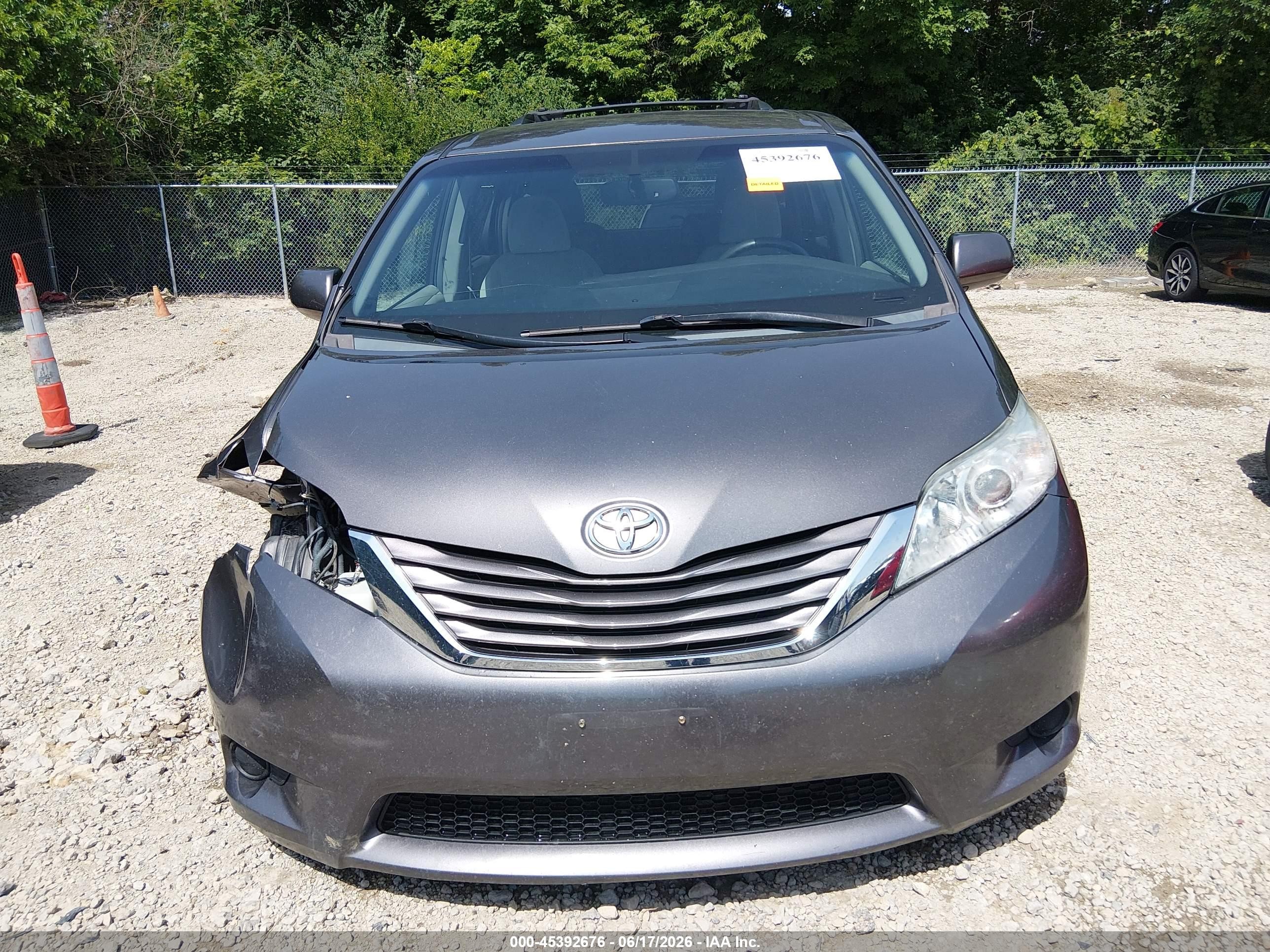 2015 Toyota Sienna Le 8 Passenger Gray vin: 5TDKK3DC4FS582778