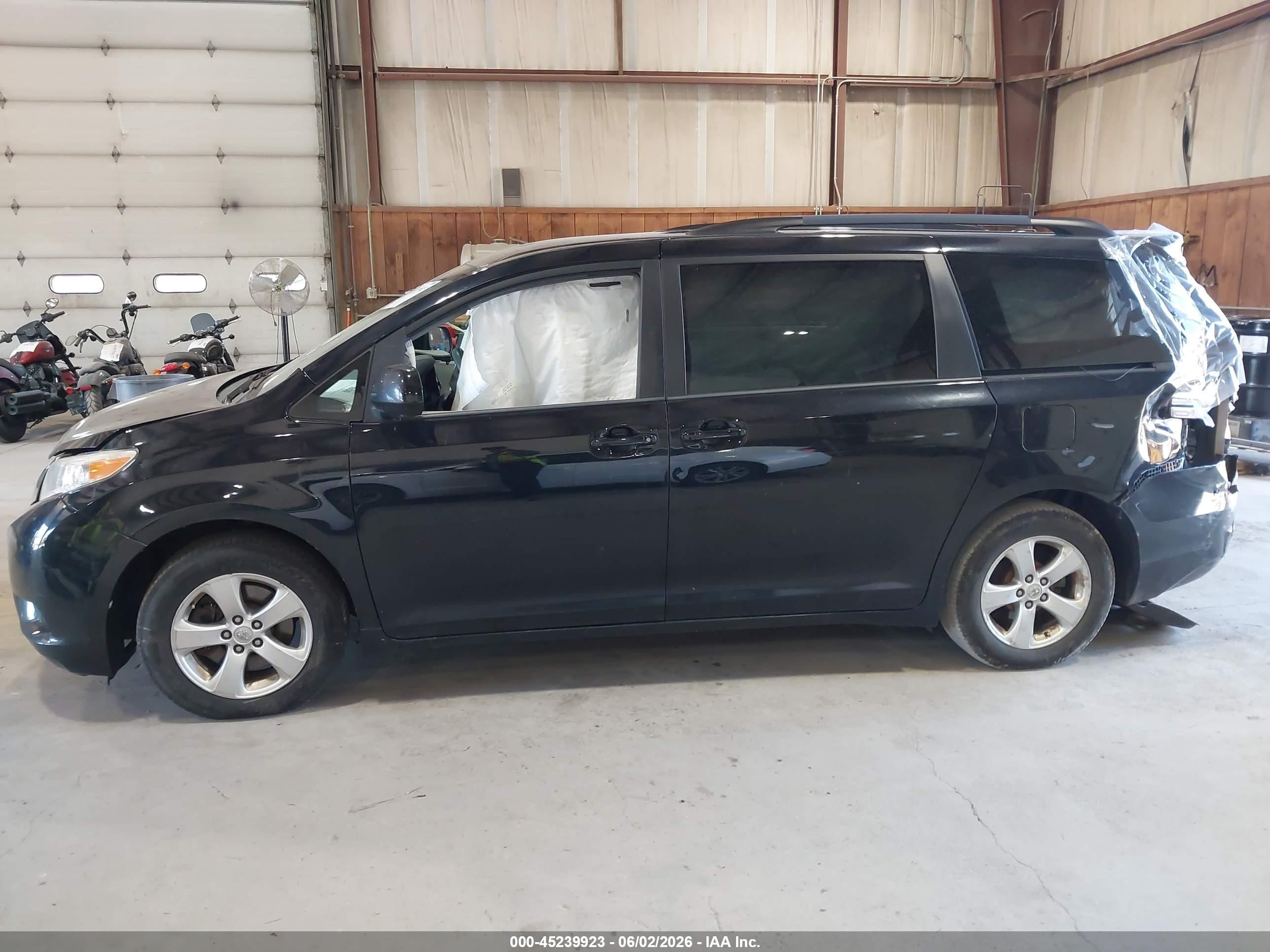2015 Toyota Sienna Le 8 Passenger Черный vin: 5TDKK3DC4FS640209