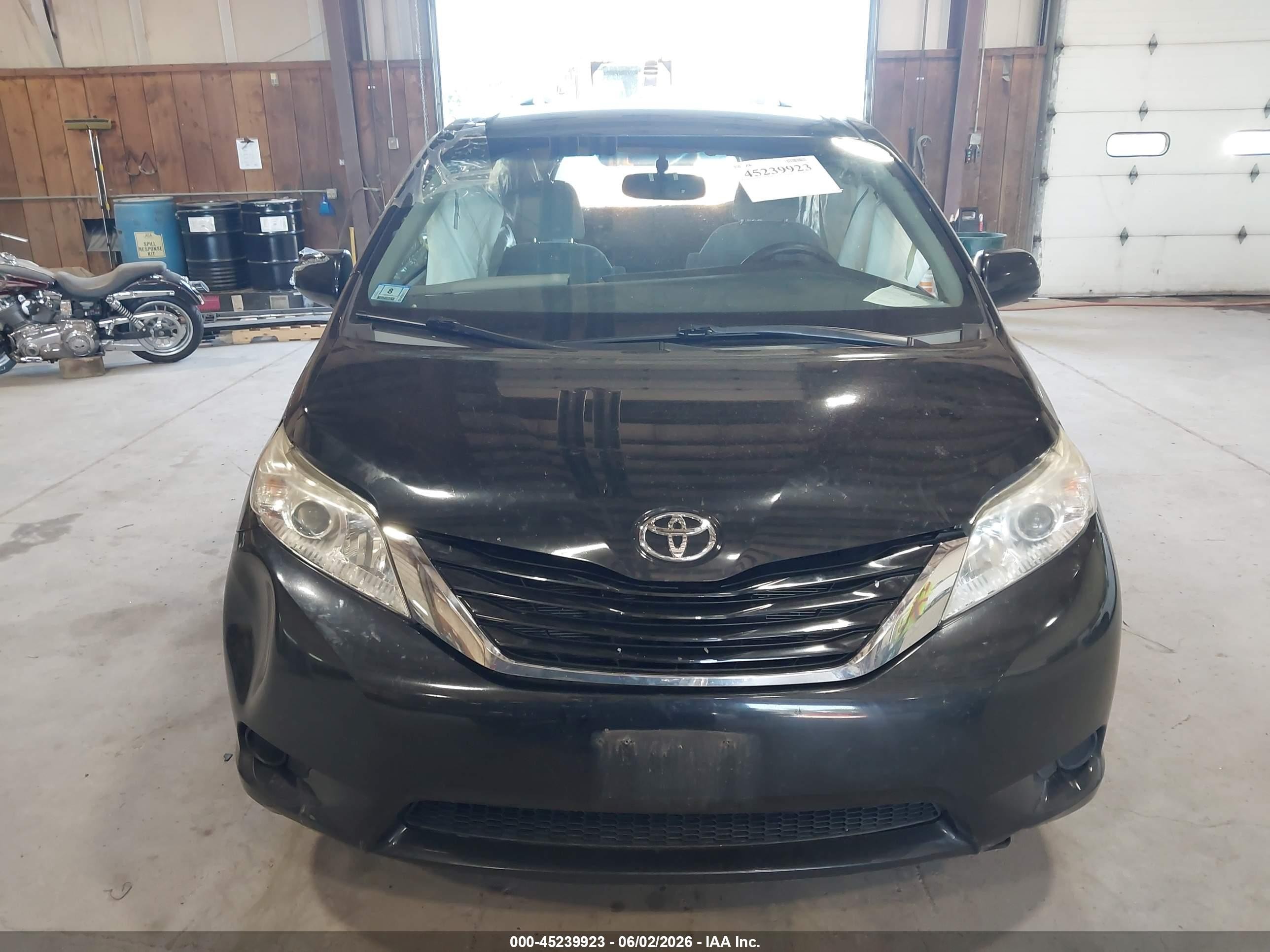 2015 Toyota Sienna Le 8 Passenger Черный vin: 5TDKK3DC4FS640209