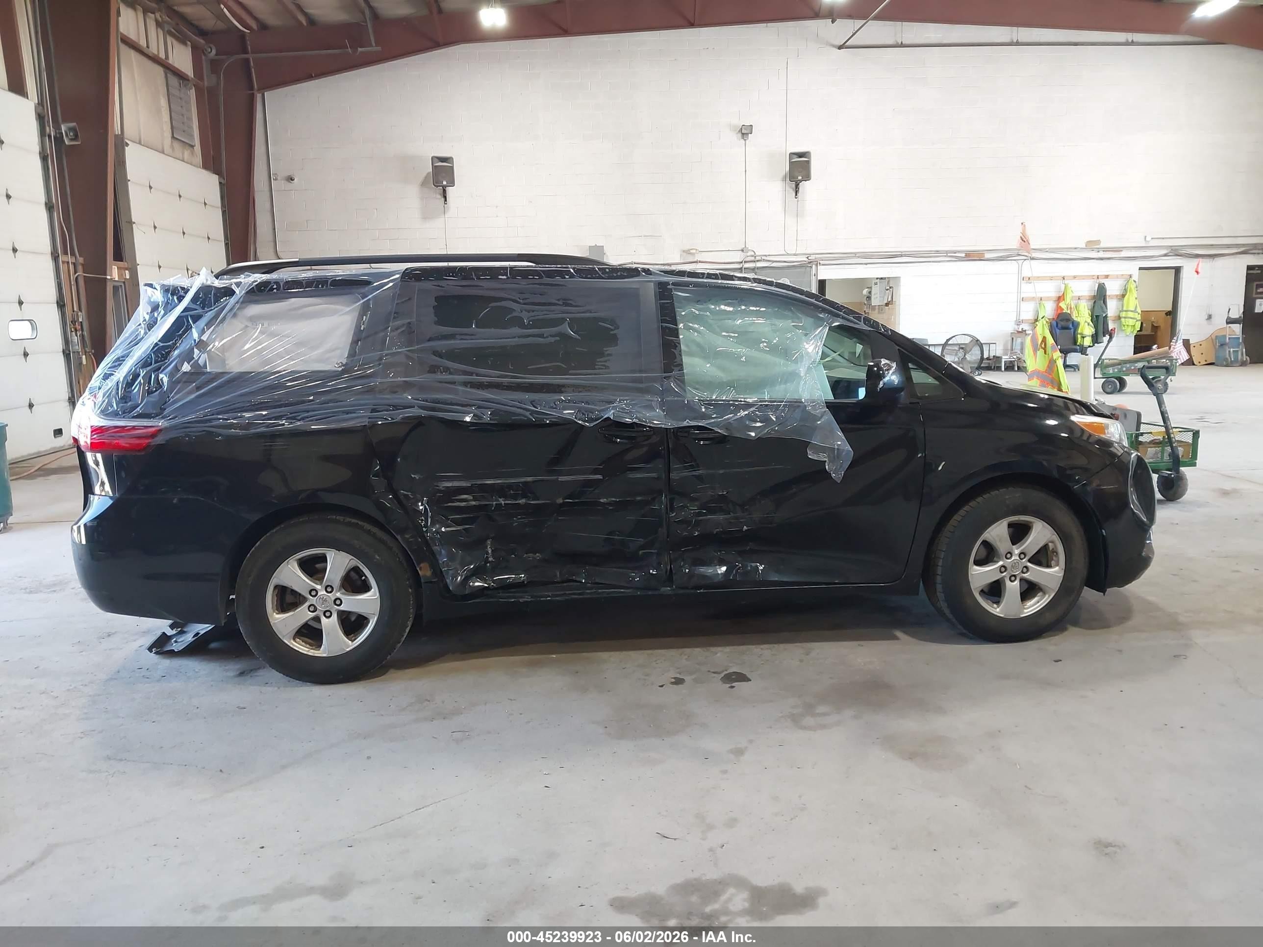 2015 Toyota Sienna Le 8 Passenger Черный vin: 5TDKK3DC4FS640209