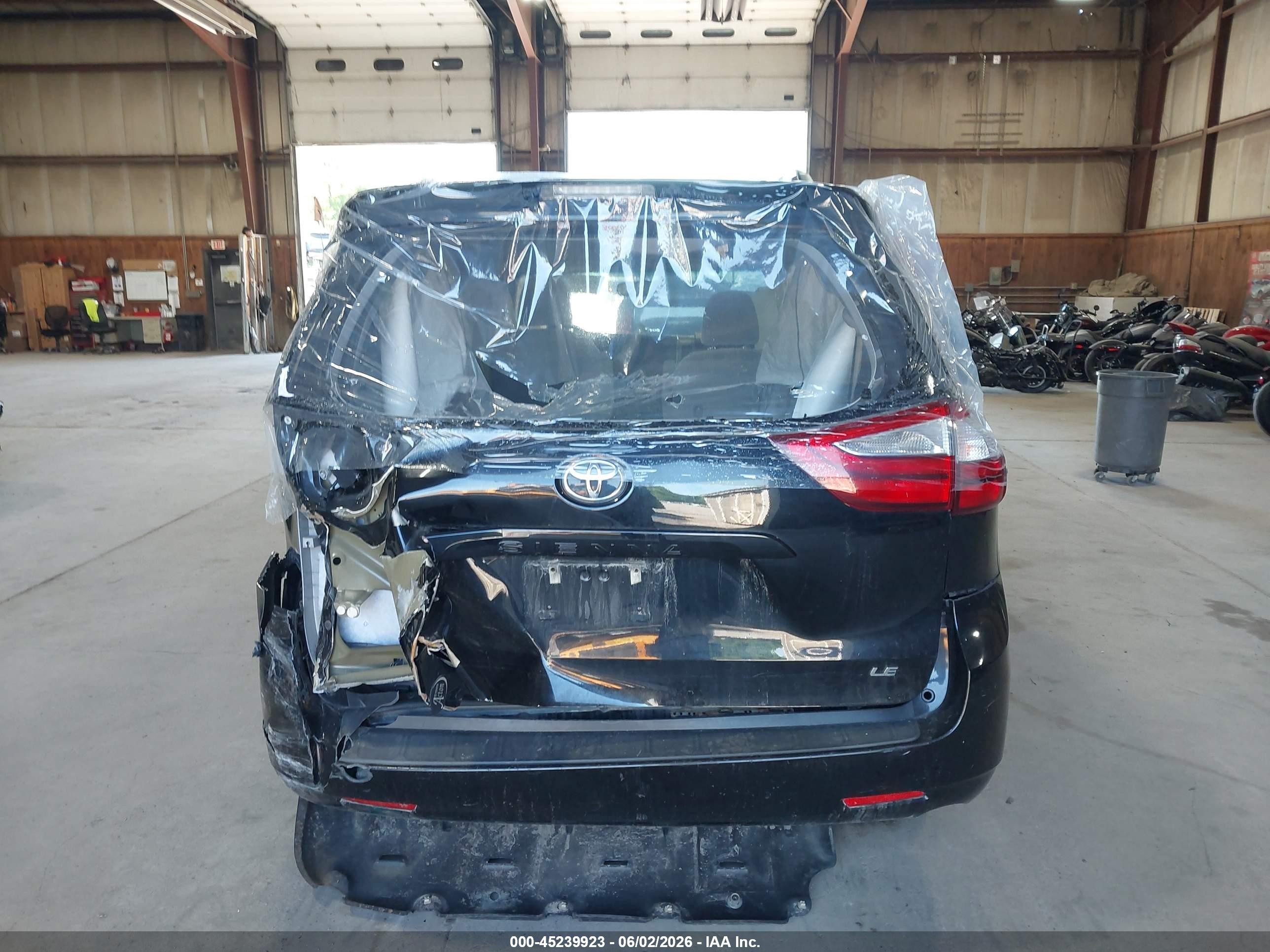 2015 Toyota Sienna Le 8 Passenger Черный vin: 5TDKK3DC4FS640209