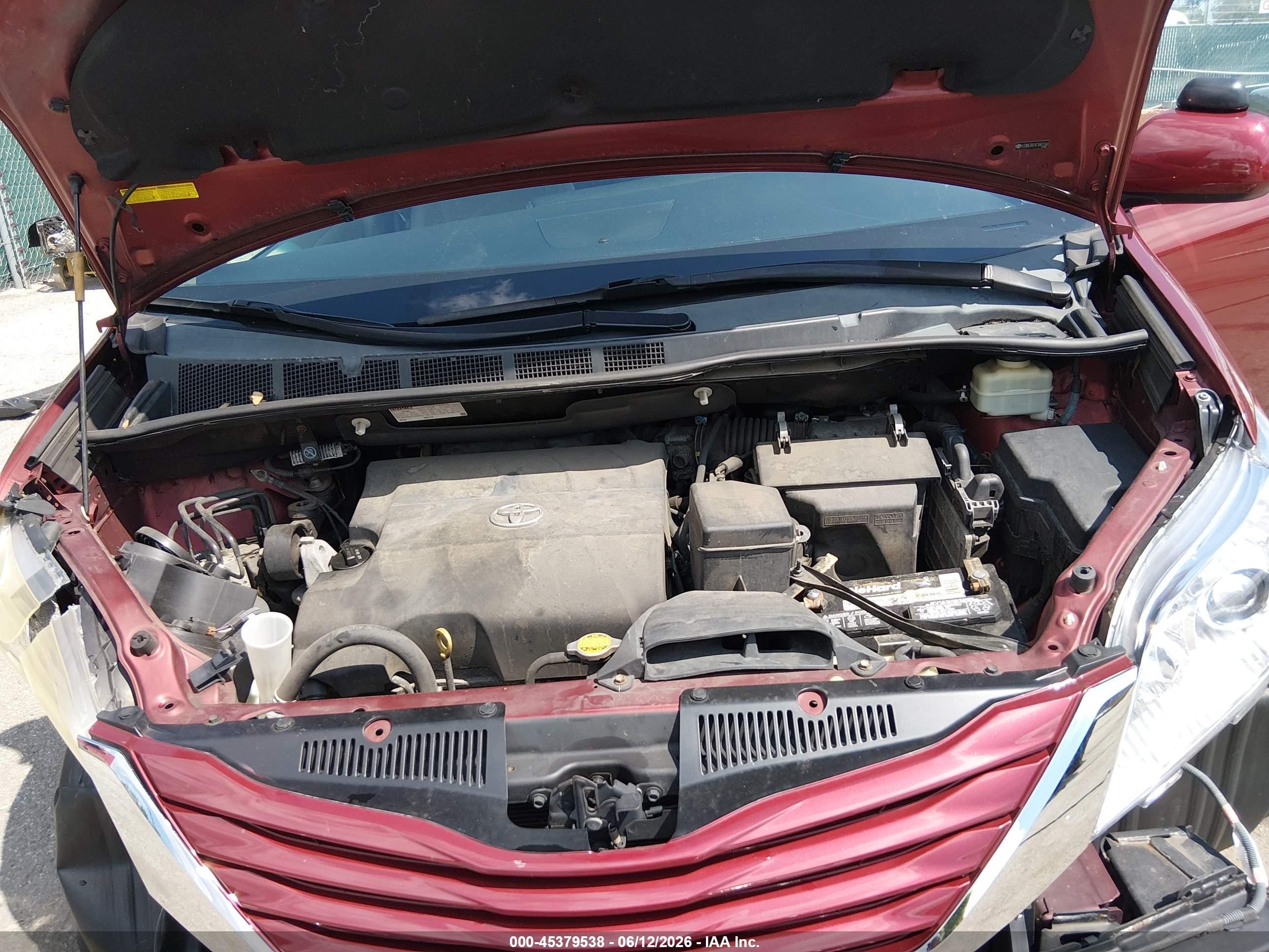 2015 Toyota Sienna Le 8 Passenger Red vin: 5TDKK3DC4FS661240
