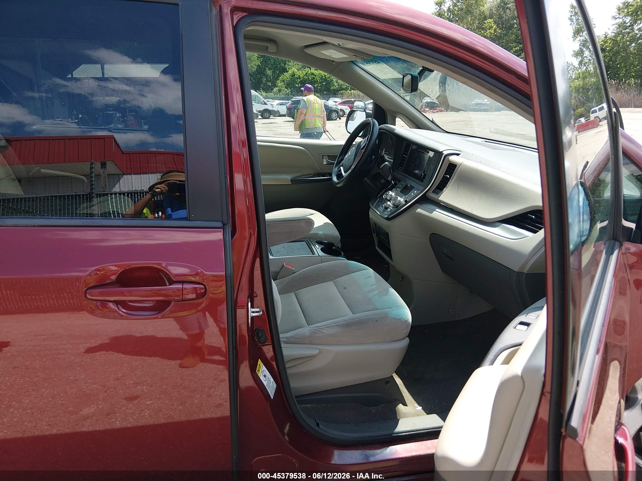 2015 Toyota Sienna Le 8 Passenger Red vin: 5TDKK3DC4FS661240