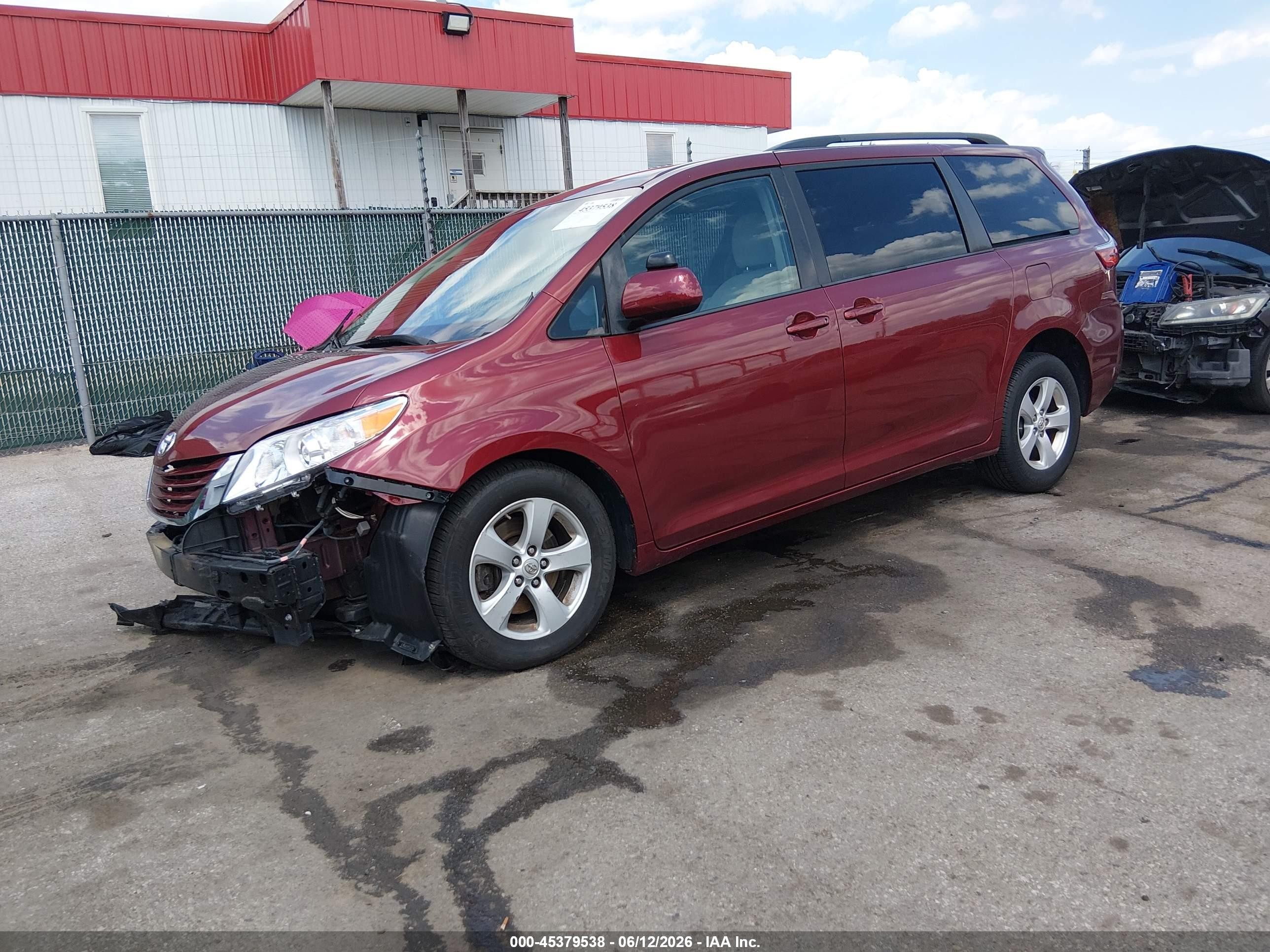 2015 Toyota Sienna Le 8 Passenger Red vin: 5TDKK3DC4FS661240