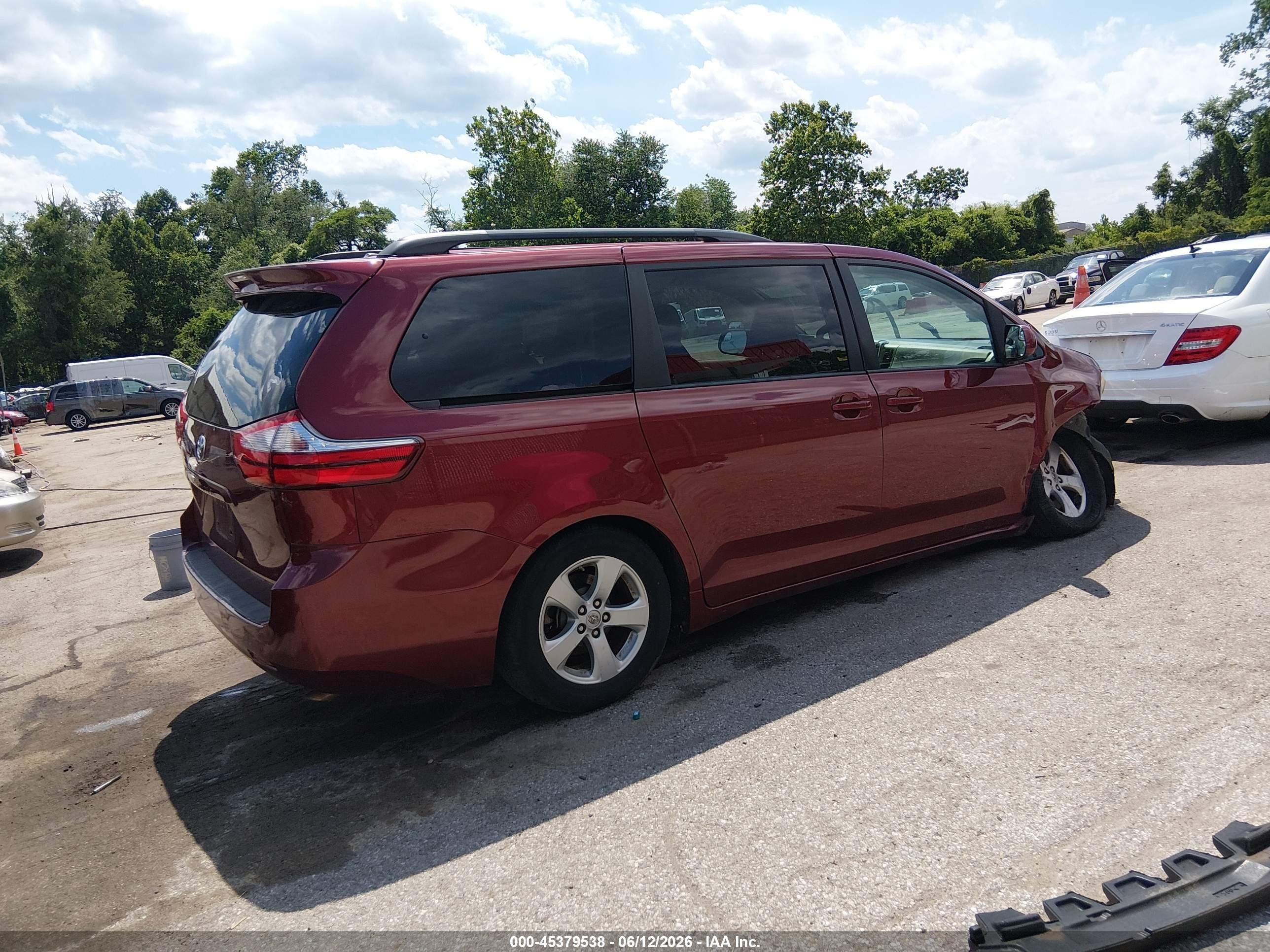 2015 Toyota Sienna Le 8 Passenger Red vin: 5TDKK3DC4FS661240