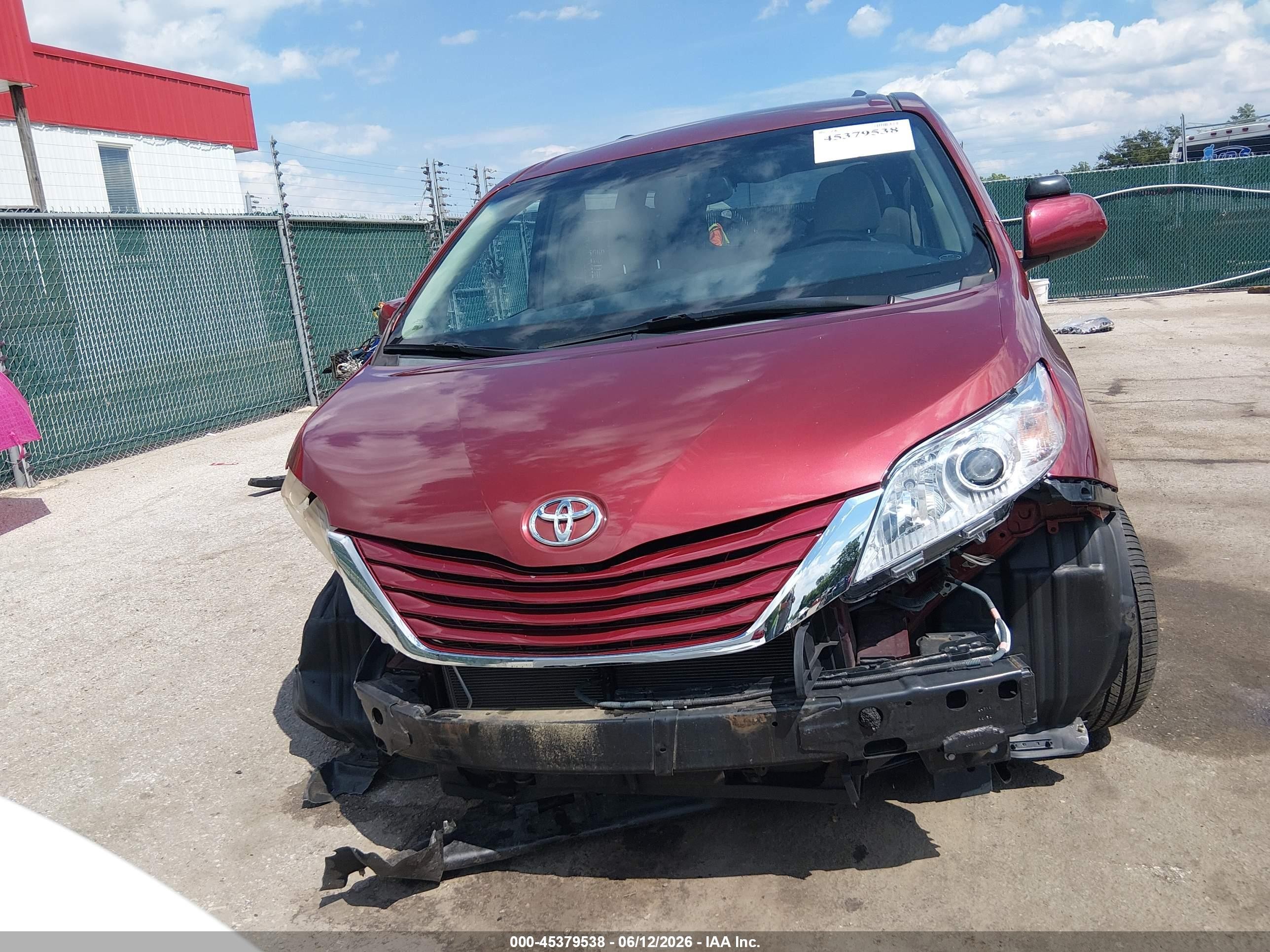 2015 Toyota Sienna Le 8 Passenger Red vin: 5TDKK3DC4FS661240