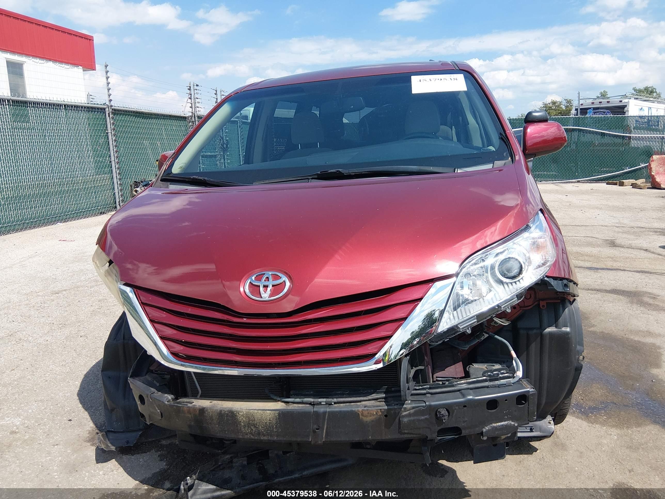 2015 Toyota Sienna Le 8 Passenger Red vin: 5TDKK3DC4FS661240