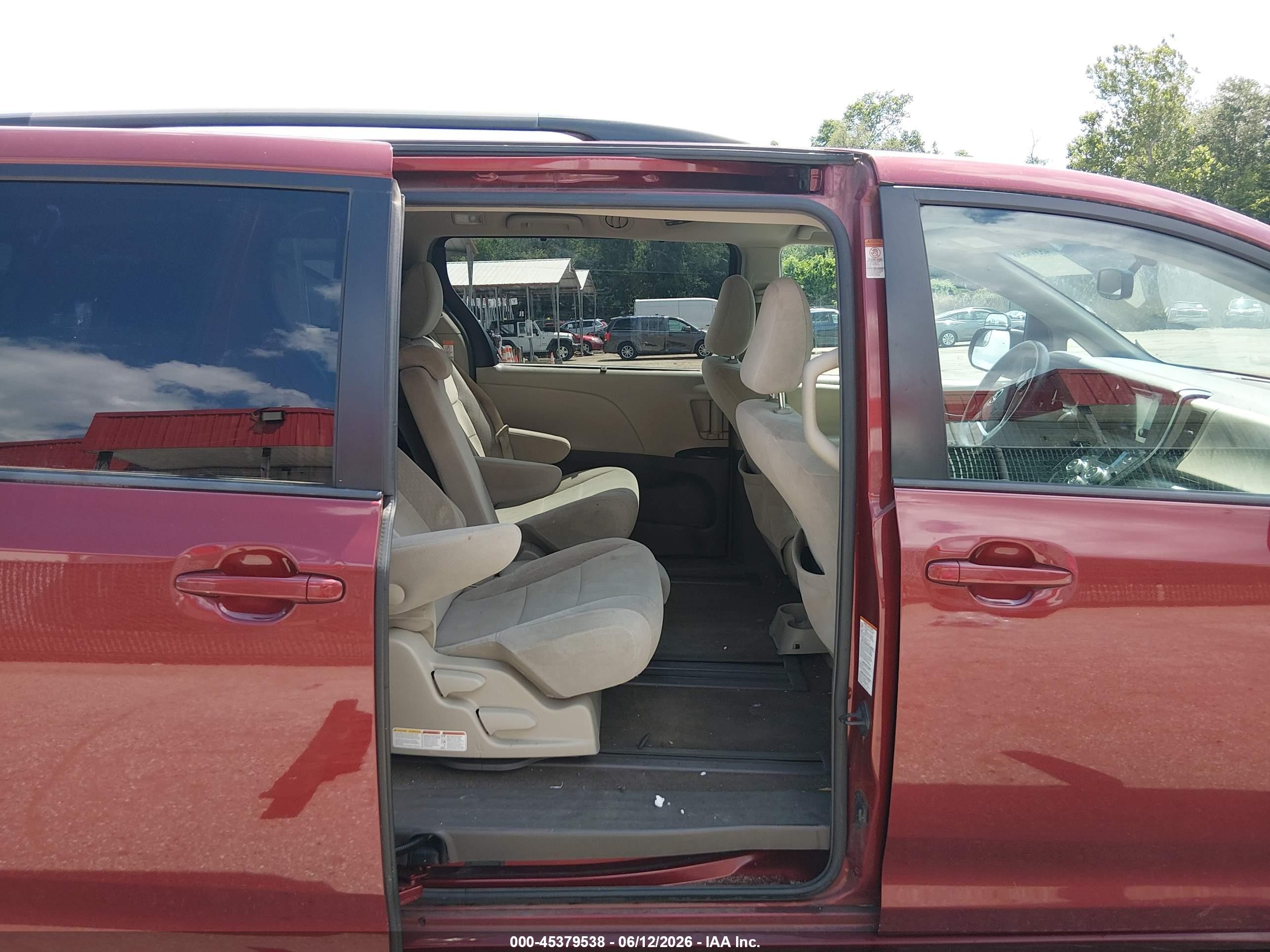 2015 Toyota Sienna Le 8 Passenger Red vin: 5TDKK3DC4FS661240
