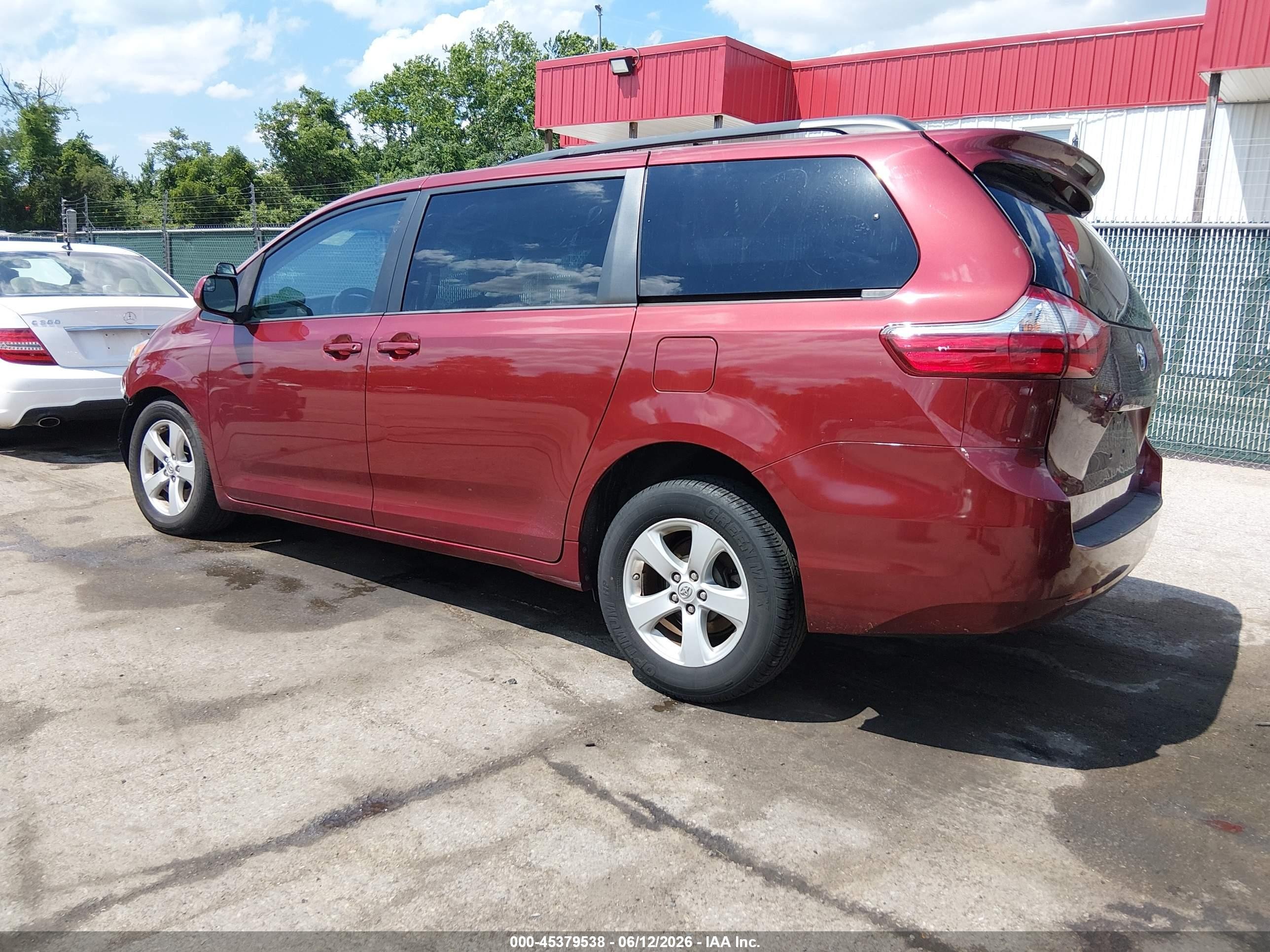 2015 Toyota Sienna Le 8 Passenger Red vin: 5TDKK3DC4FS661240