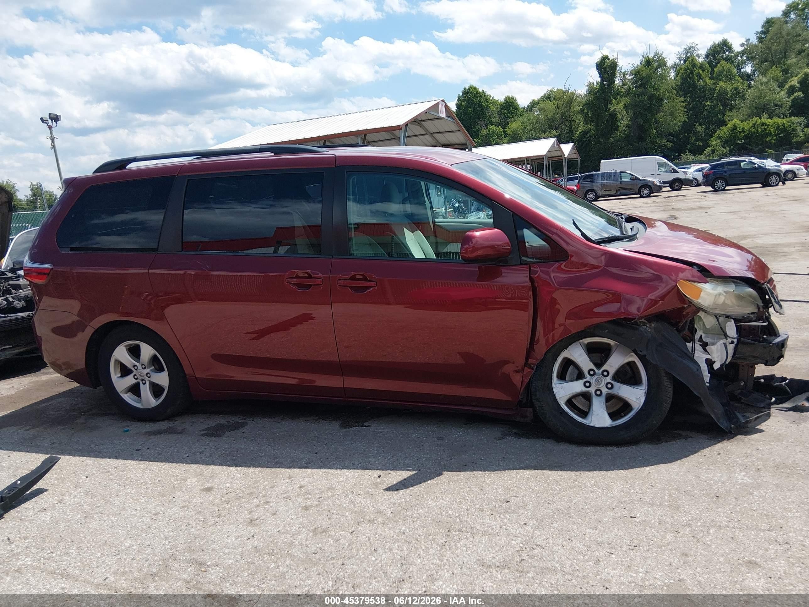 2015 Toyota Sienna Le 8 Passenger Red vin: 5TDKK3DC4FS661240