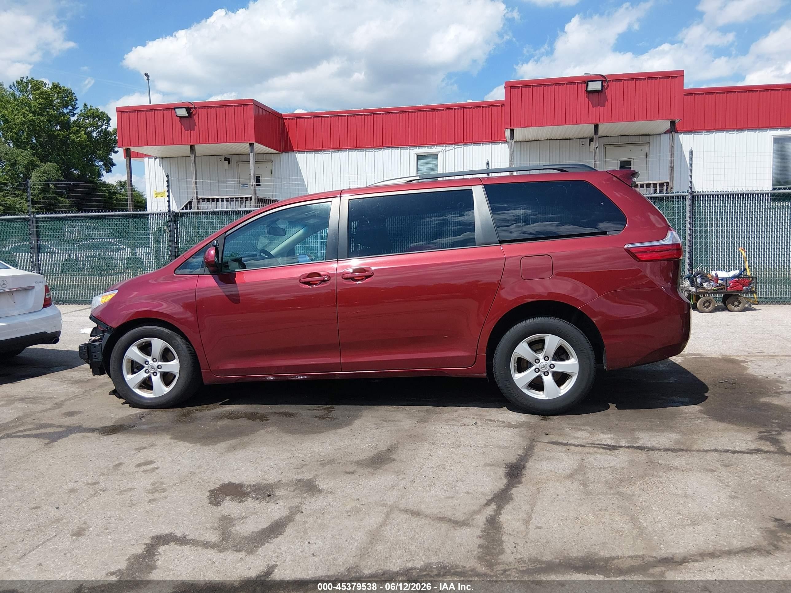 2015 Toyota Sienna Le 8 Passenger Red vin: 5TDKK3DC4FS661240
