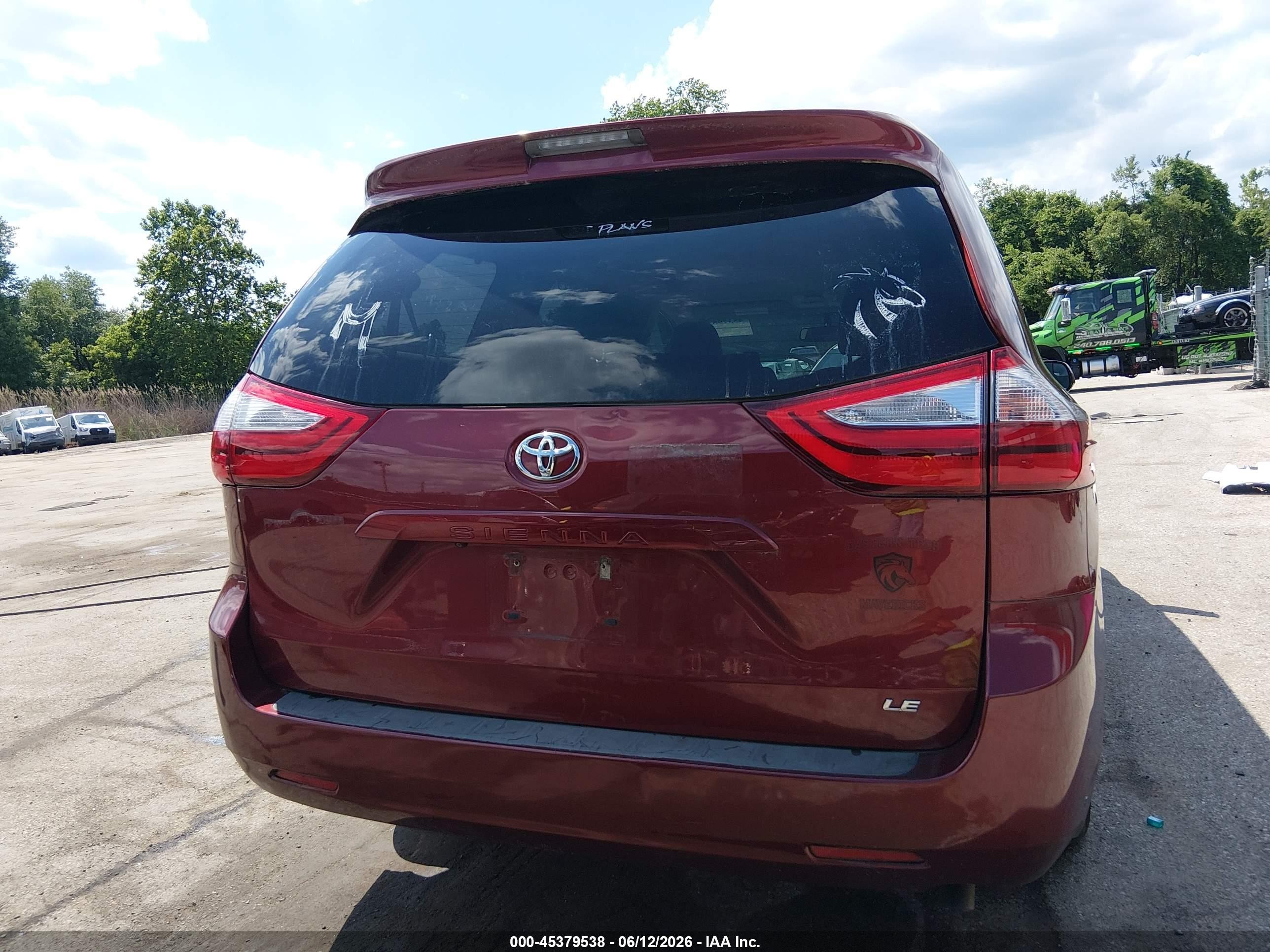 2015 Toyota Sienna Le 8 Passenger Red vin: 5TDKK3DC4FS661240
