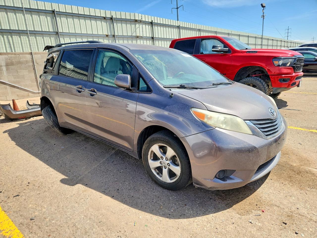 2011 Toyota Sienna Le Серый vin: 5TDKK3DC5BS037036