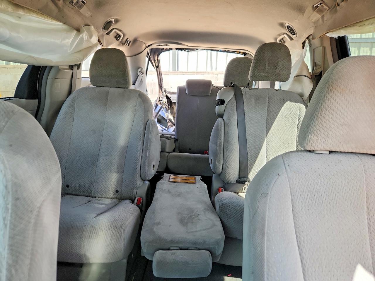 2011 Toyota Sienna Le Серый vin: 5TDKK3DC5BS037036