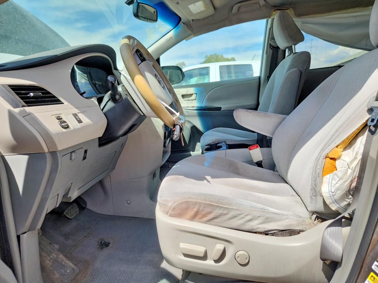 2011 Toyota Sienna Le Серый vin: 5TDKK3DC5BS037036