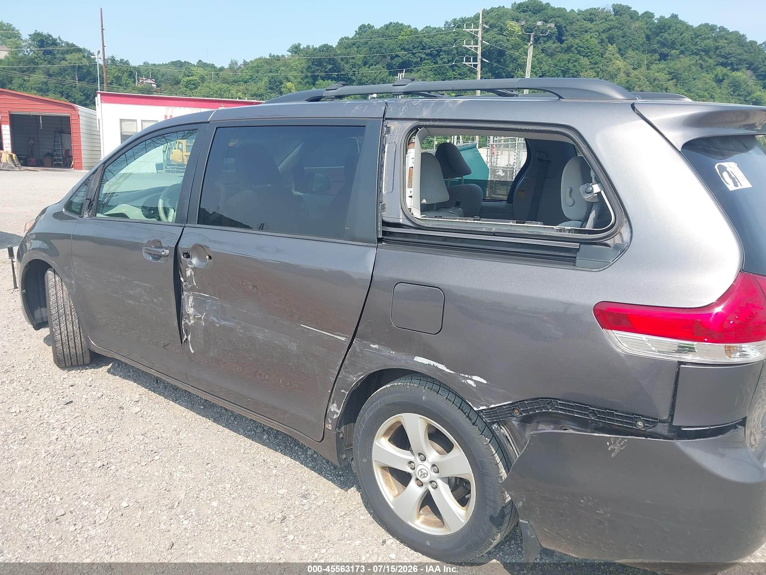 2011 Toyota Sienna Le V6 Gray vin: 5TDKK3DC5BS037070