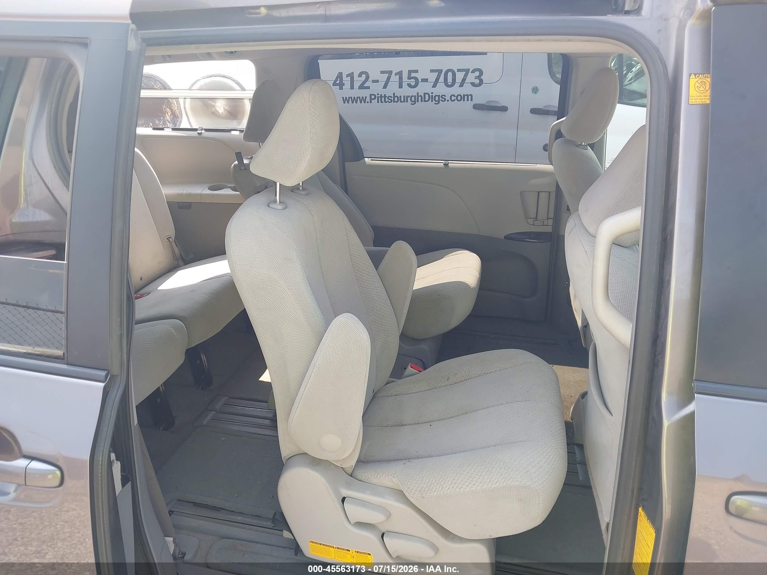 2011 Toyota Sienna Le V6 Gray vin: 5TDKK3DC5BS037070