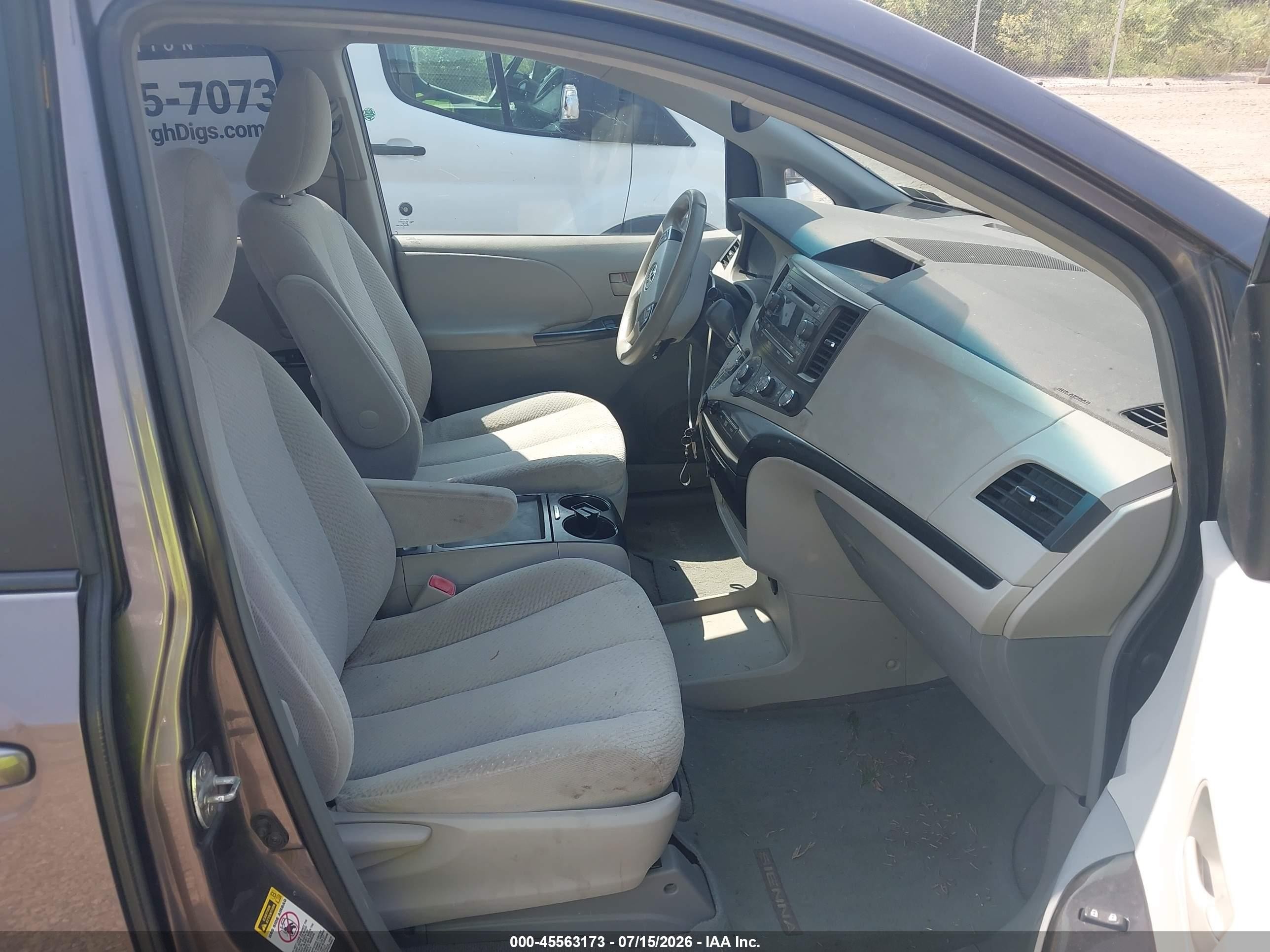 2011 Toyota Sienna Le V6 Gray vin: 5TDKK3DC5BS037070